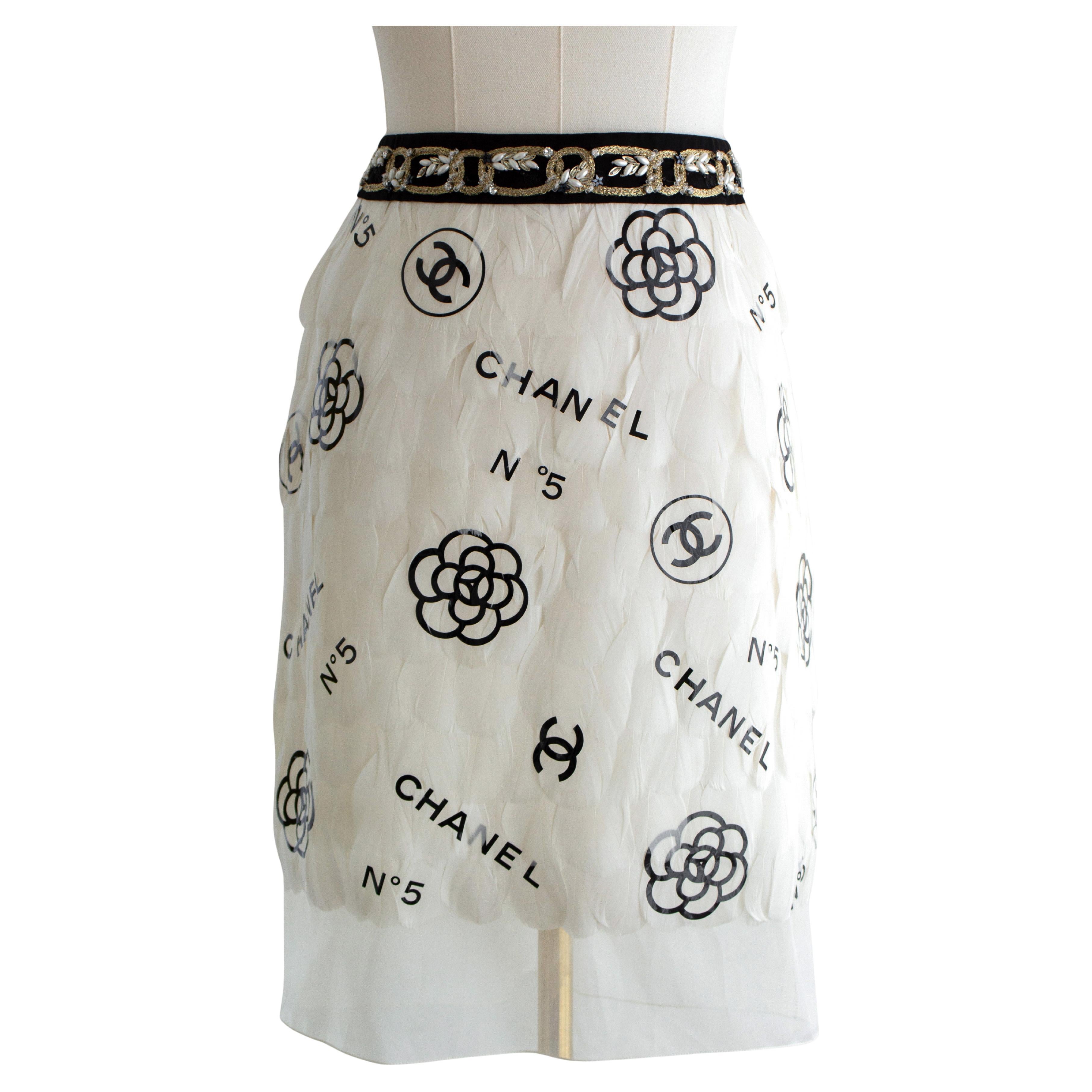 Rara minigonna Chanel Metiers D'Art 2020 Bianco Nero impreziosita da piume 20A in vendita