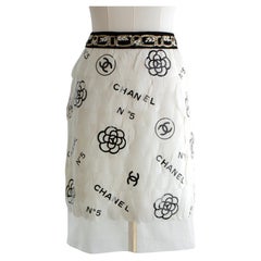 Rara minigonna Chanel Metiers D'Art 2020 Bianco Nero impreziosita da piume 20A