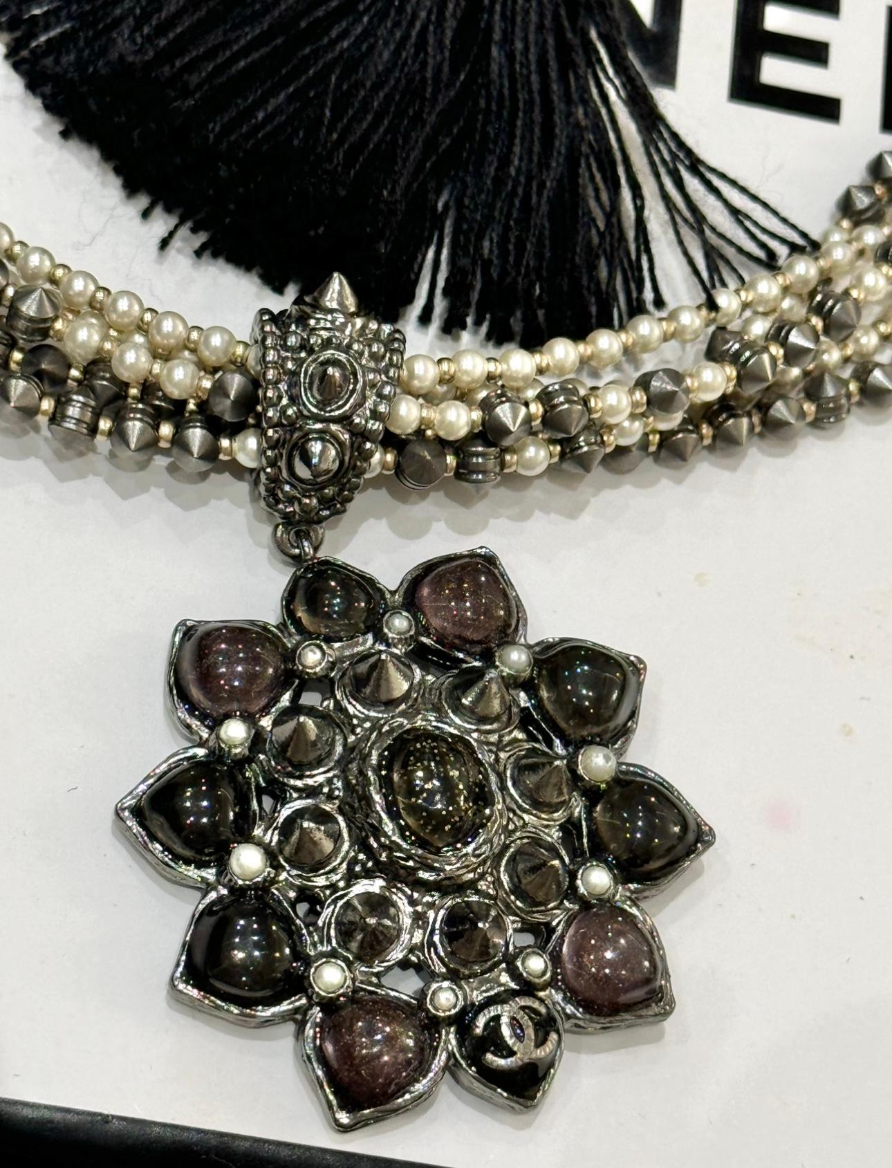 Raro collar Chanel métiers d'art Paris Bombay Pre Fall 2012 sautoir, tachuelas de imitación Gripoix cc logo y perlas, pieza versátil, el pompón negro de tela lo podemos llevar en el bolso como un colgante, increíble artículo chanel de Karl