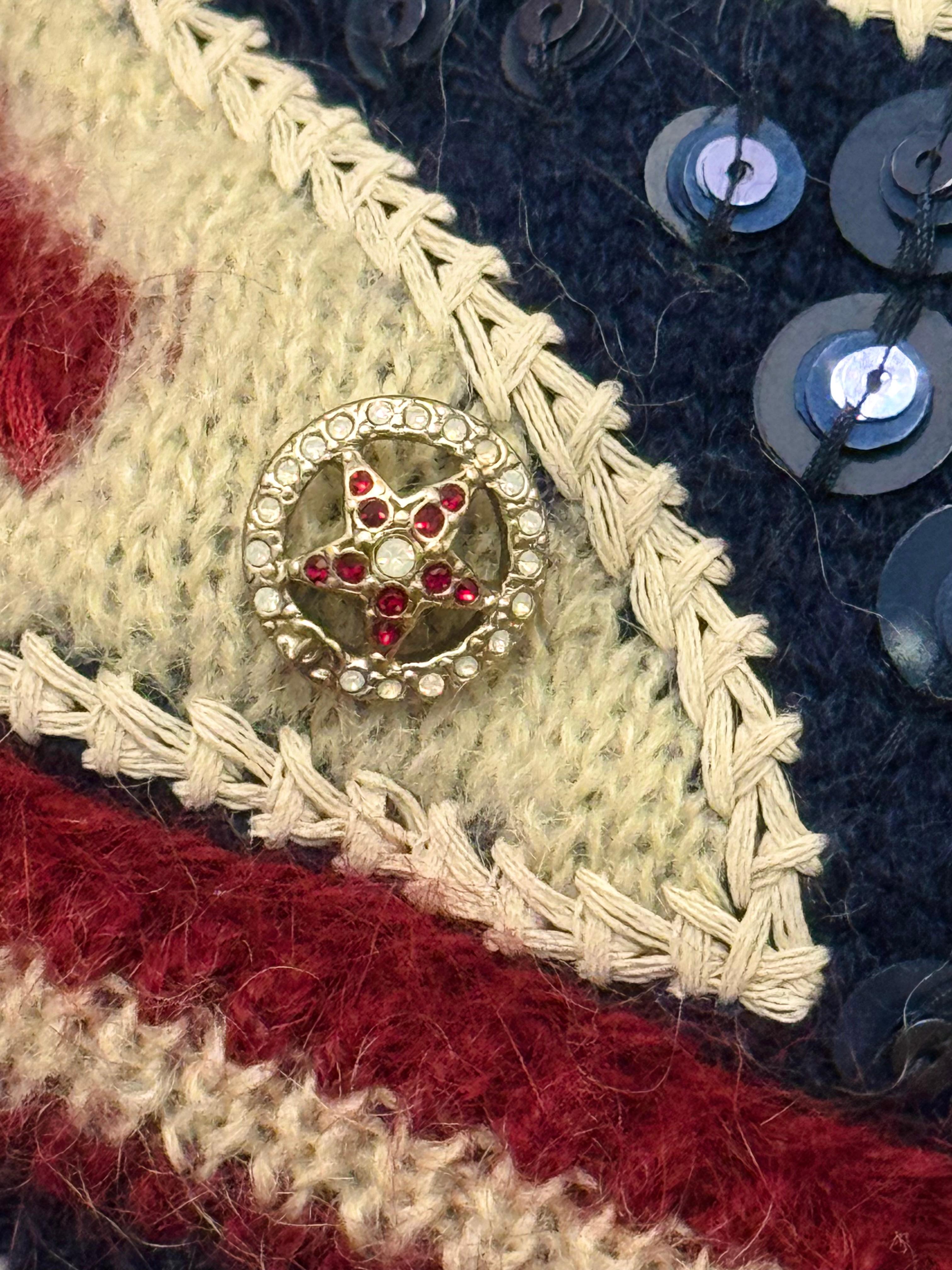 Raro bomber Chanel métiers d'art Paris Dallas collezione pre autunno 2014 di Karl Lagerfeld con paillettes s.38 FR (veste da US 0 a US 4/6) fodera in angora, cashmere, mohair, nylon, lana e tessuto di seta. Pezzo iconico e altamente collezionabile,