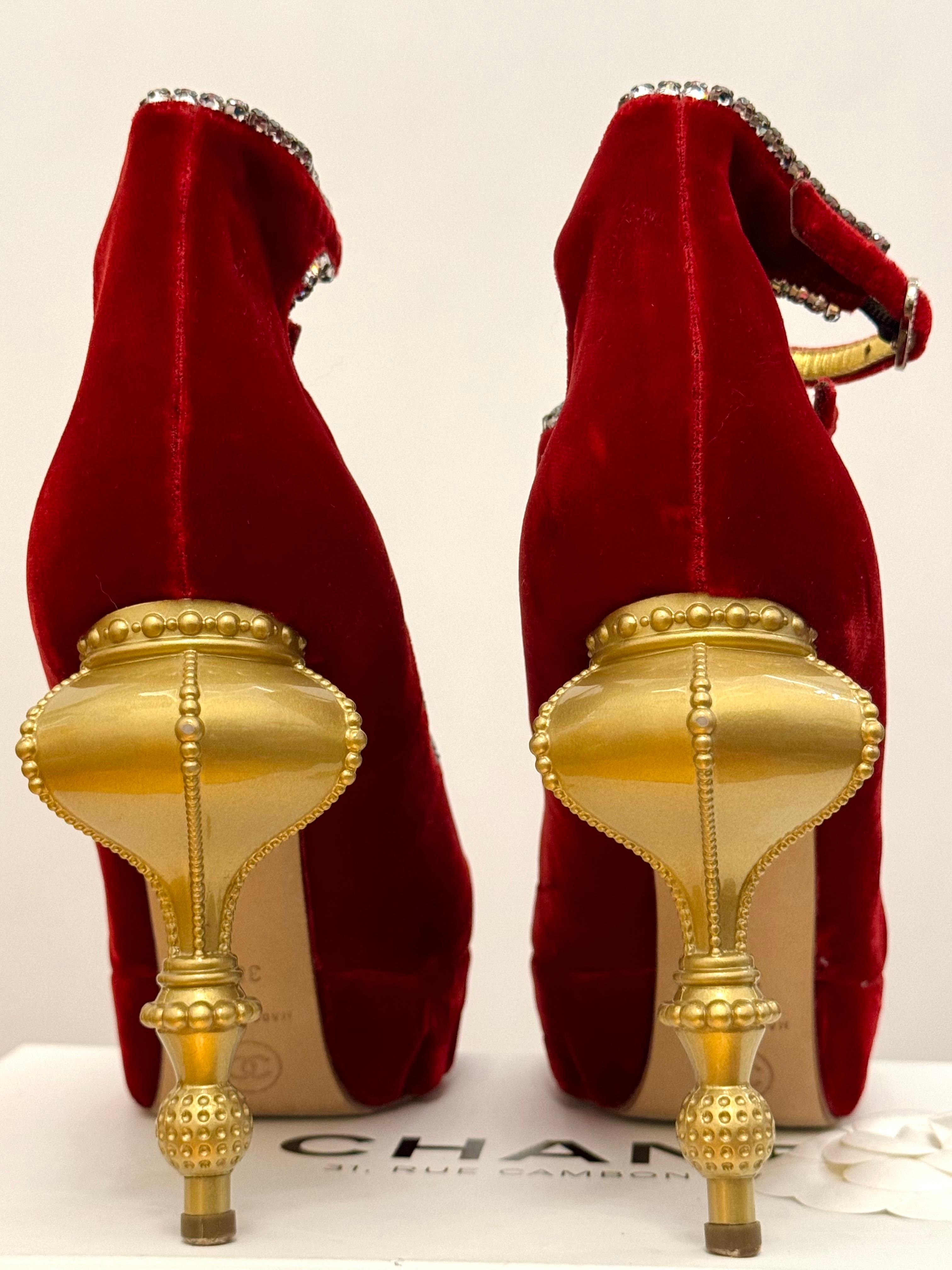 Extremadamente Raro Chanel métiers d'art París Moscou Pre Otoño 2009 colección por Karl Lagerfeld zapatos de tacón de bomba, increíbles detalles y diseño de terciopelo rojo, oro y cristales de Swarovski. Talla 38,5, usada sólo una vez. ¡Es una obra
