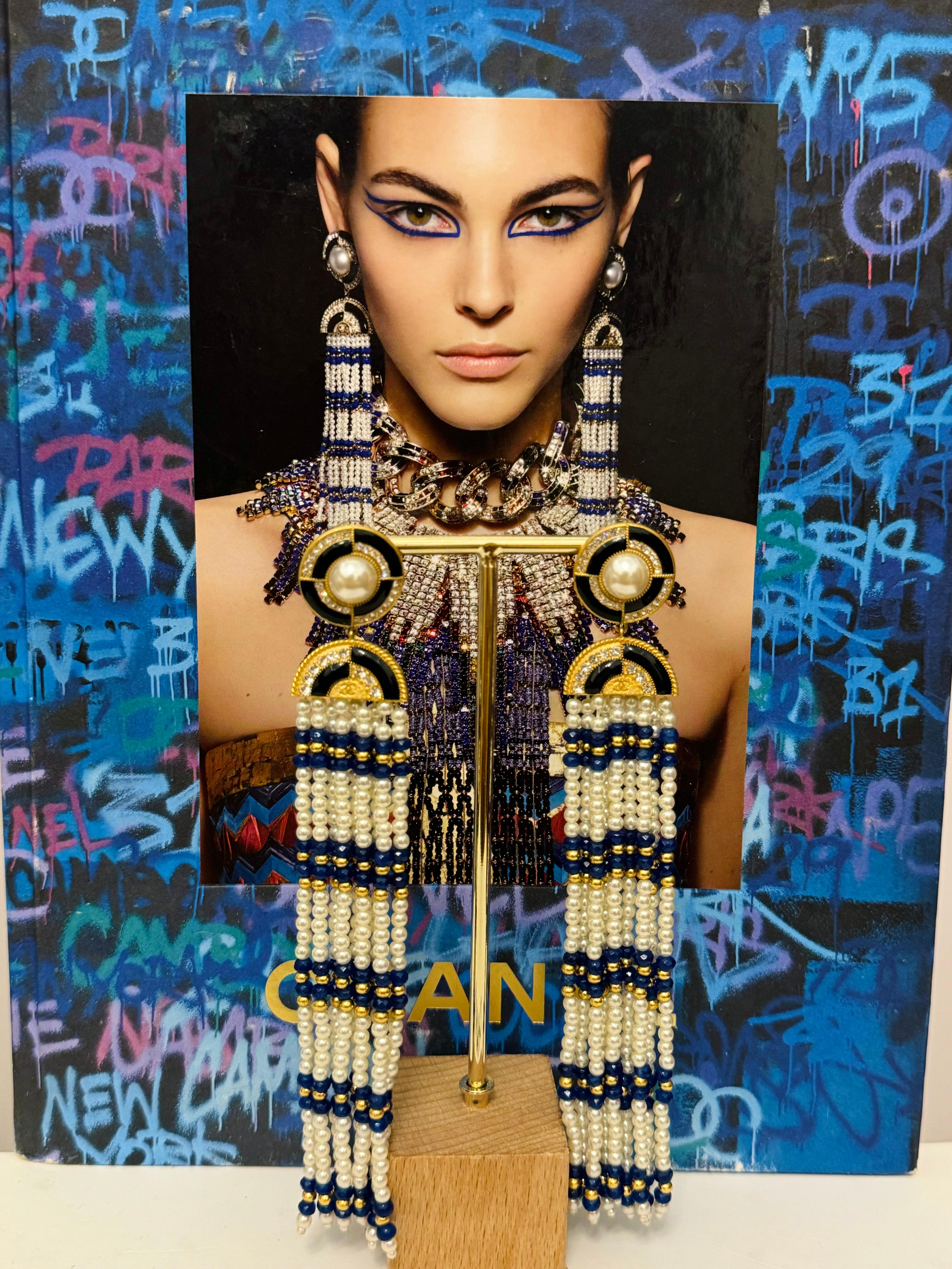 Rare boucles d'oreilles Chanel métiers d'art Paris New York 2019 Lapis Lazuli Chandelier en vente 14