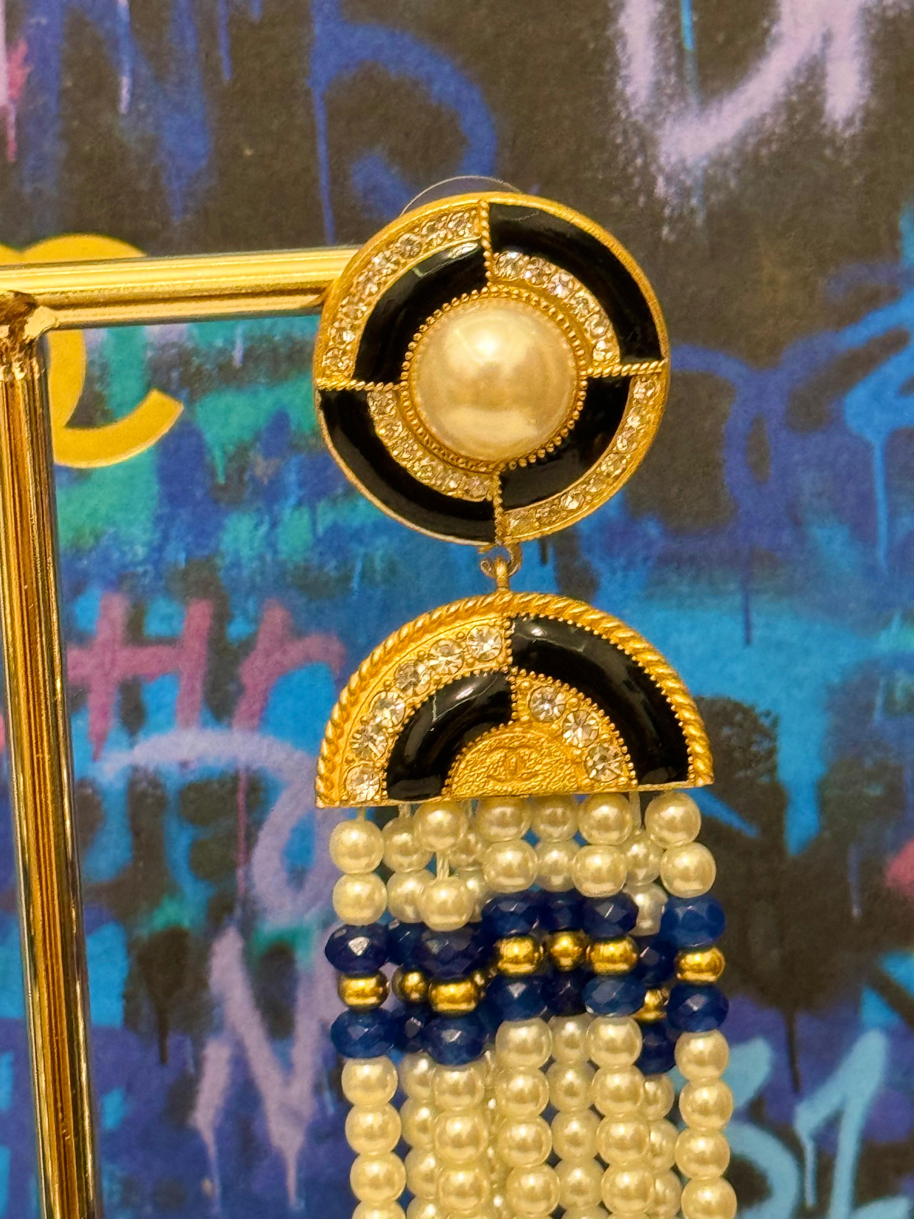 Rare Chanel Métiers d'art Paris New York Pre Fall 2019 Egyptian collection by Karl Lagerfeld runway Lapis Lazuli fausse perle strass CC logo chandelier boucles d'oreilles, excellent état seulement post.   Le dos n'est pas droit. 