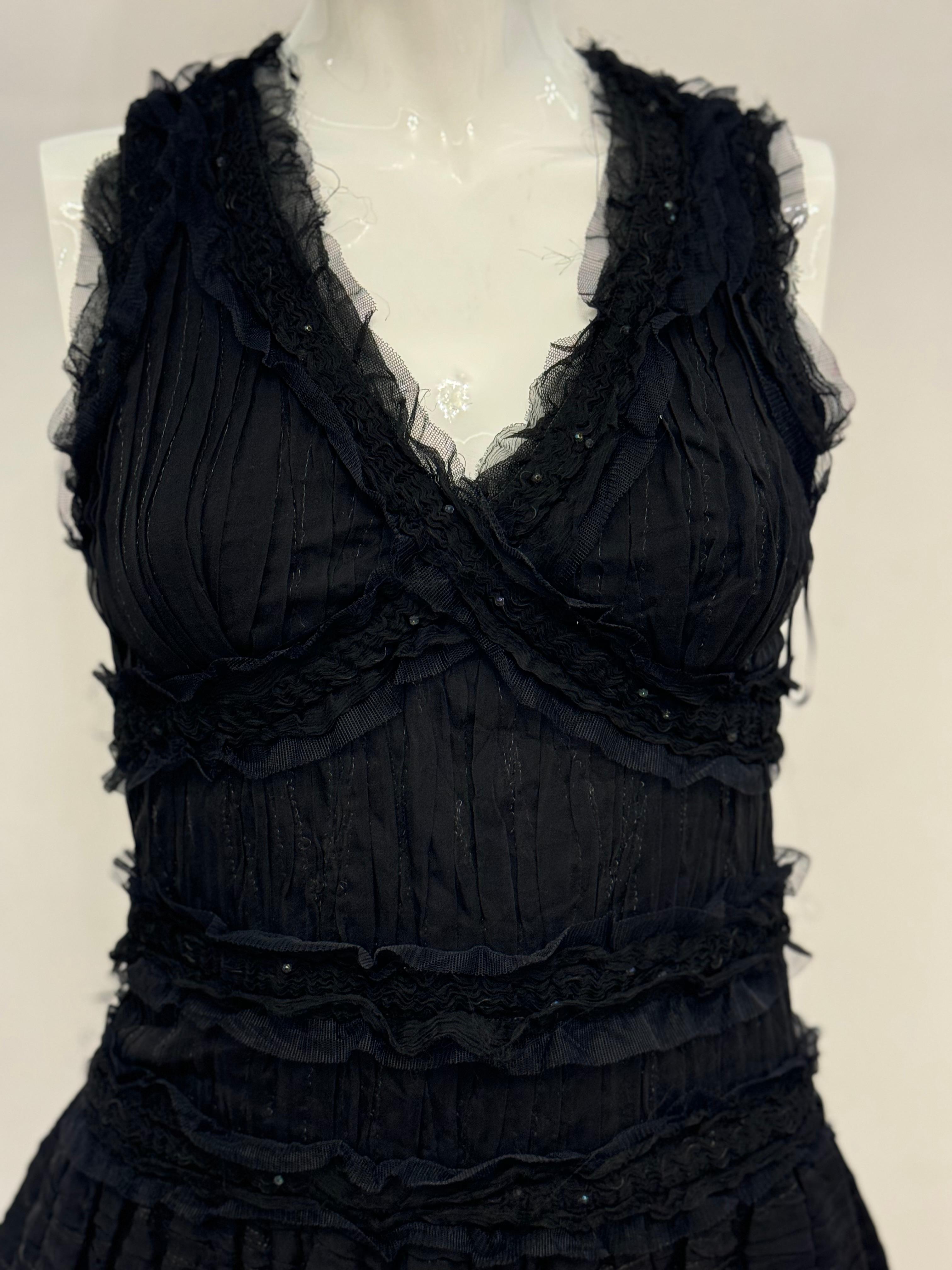 Rare Chanel Métiers d'art Paris Tokyo Pre Fall 2005 robe de cocktail en soie noire embellie de perles et de cristaux arc-en-ciel, taille 34 FR elle va à US 0 et US 2. Robe très délicate, féminine et sophistiquée dessinée par Karl Lagerfeld.