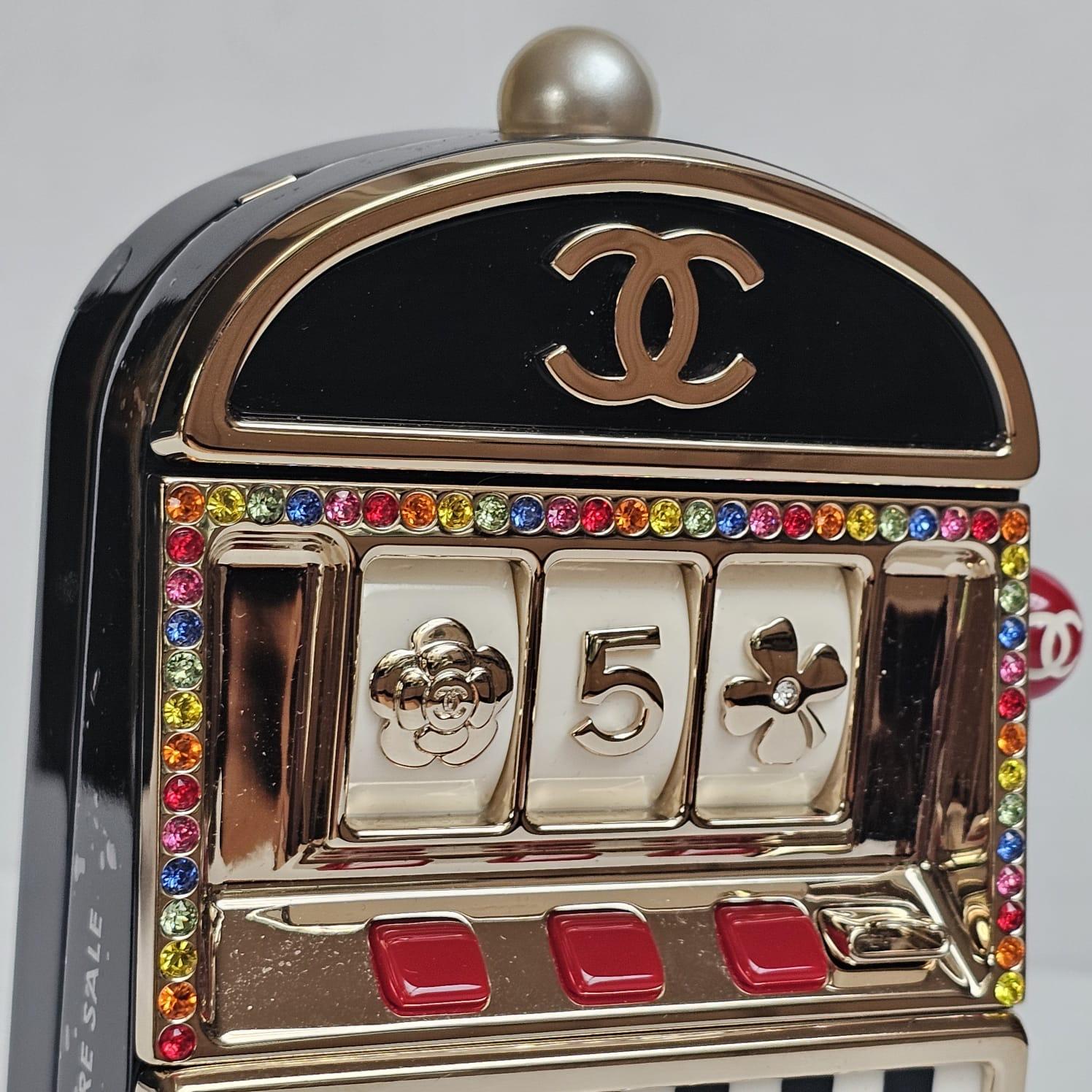 Chanel Minaudière Casino Slot Machine rare en vente 7