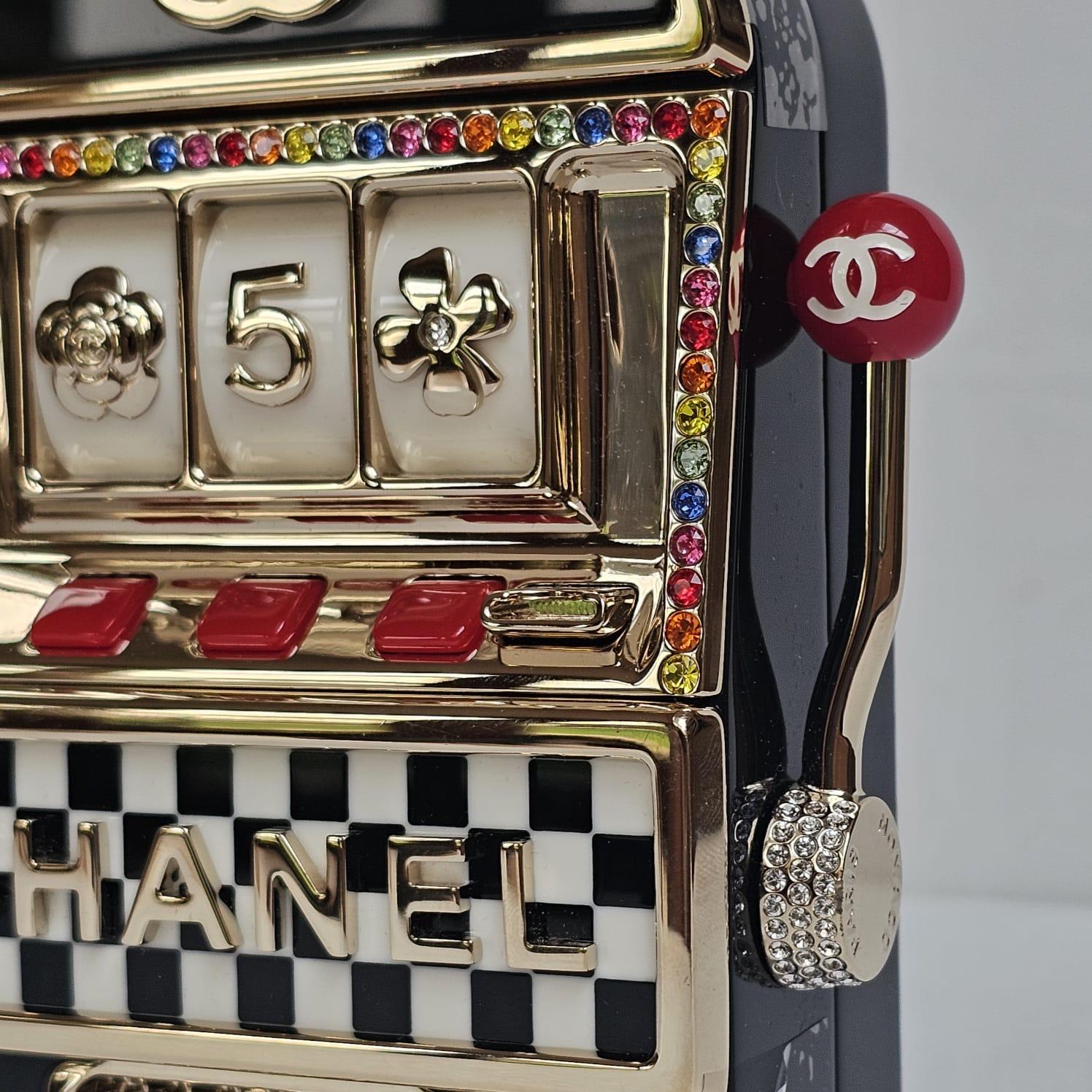 Chanel Minaudière Casino Slot Machine rare en vente 8