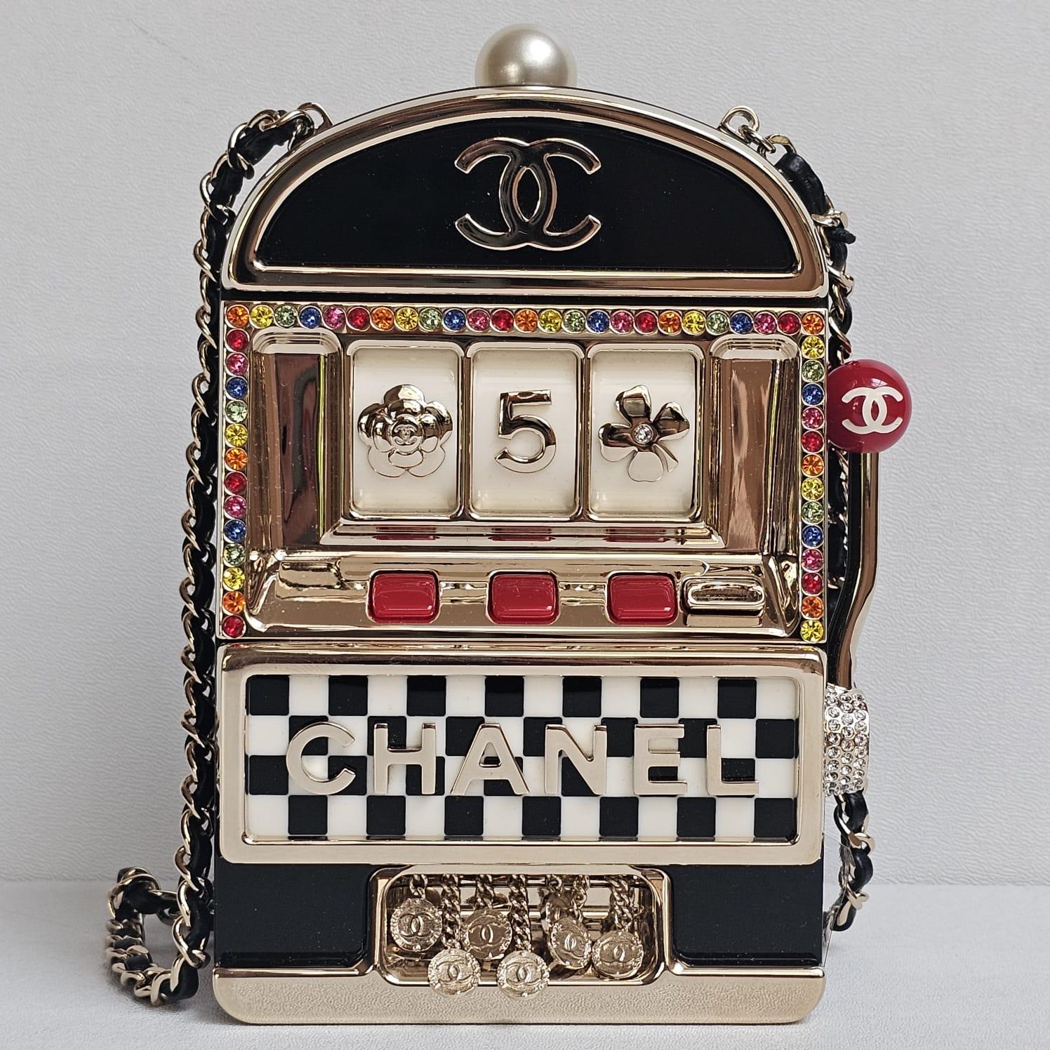 Chanel Minaudière Casino Slot Machine rare en vente 9