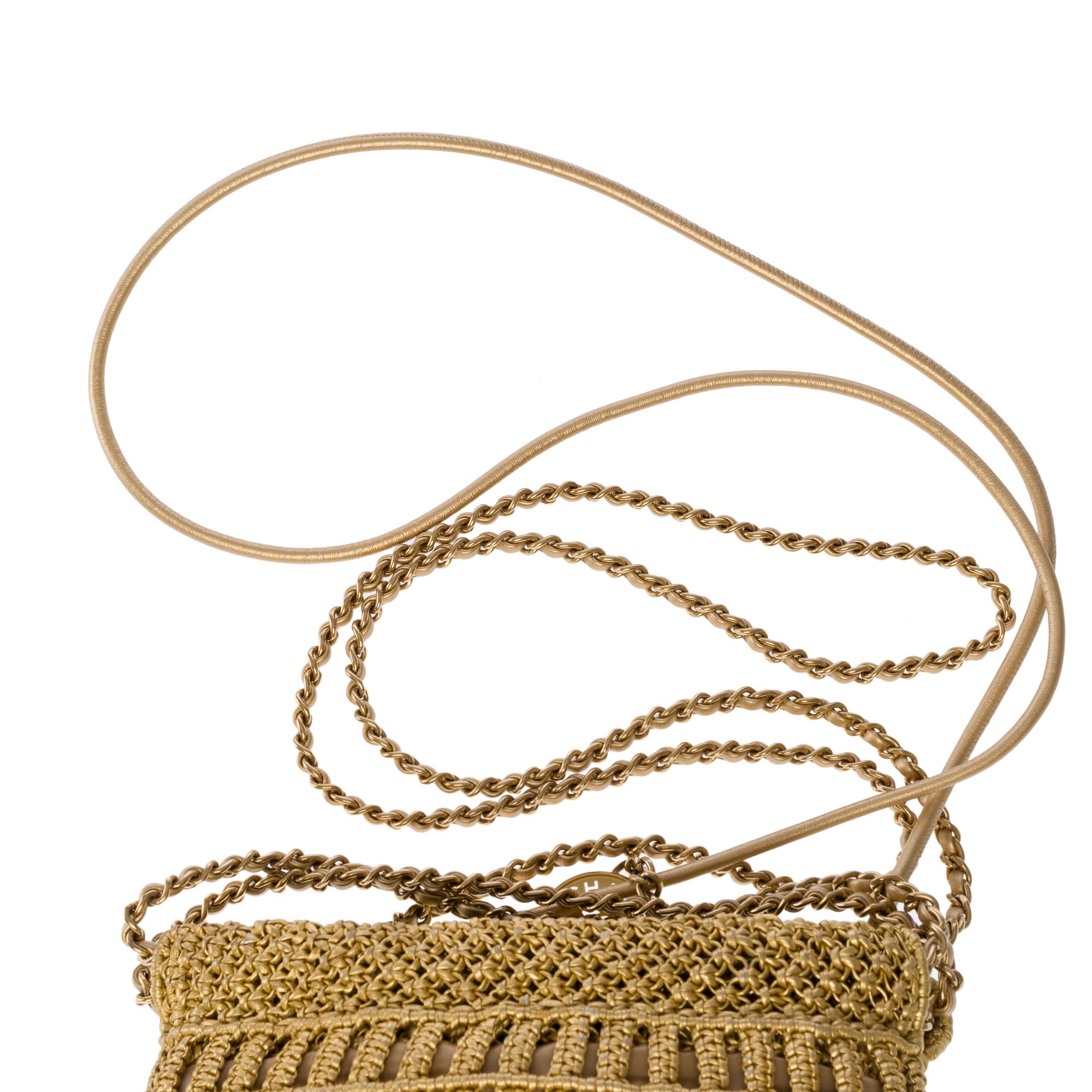 Rare Chanel Mini 22 Métier d'art crossbody bag in metallic gold leather, GHW For Sale 6