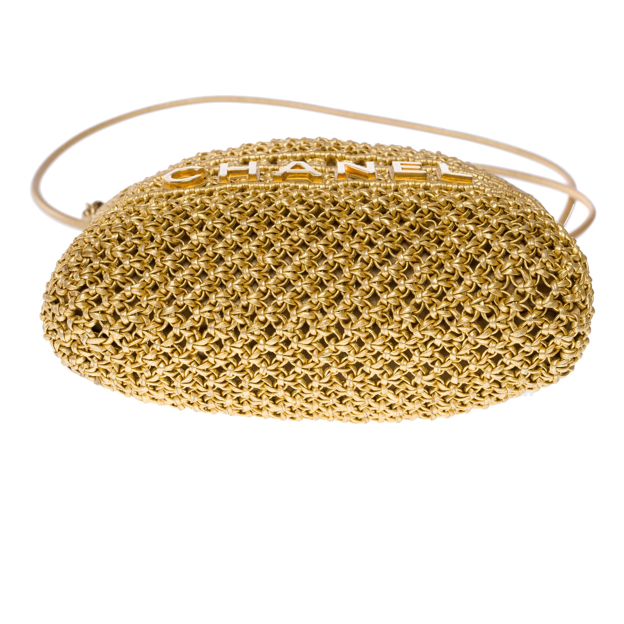 Rare Chanel Mini 22 Métier d'art crossbody bag in metallic gold leather, GHW For Sale 7