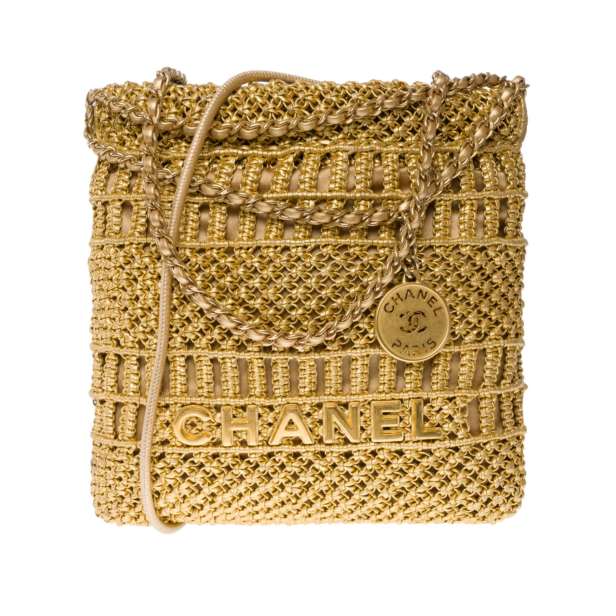 Rare Chanel Mini 22 Métier d'art crossbody bag in metallic gold leather, GHW In Excellent Condition For Sale In Paris, IDF