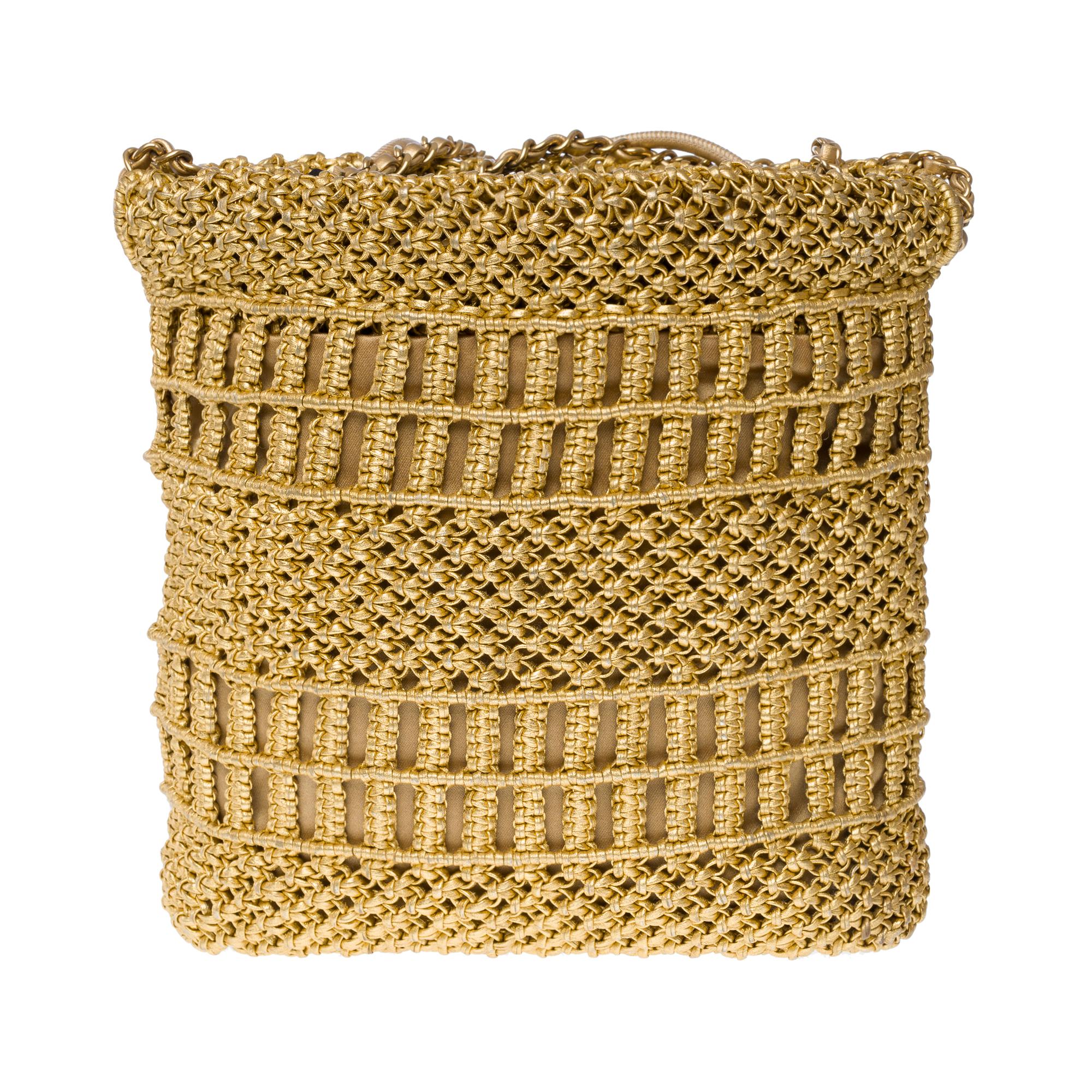 Women's Rare Chanel Mini 22 Métier d'art crossbody bag in metallic gold leather, GHW For Sale