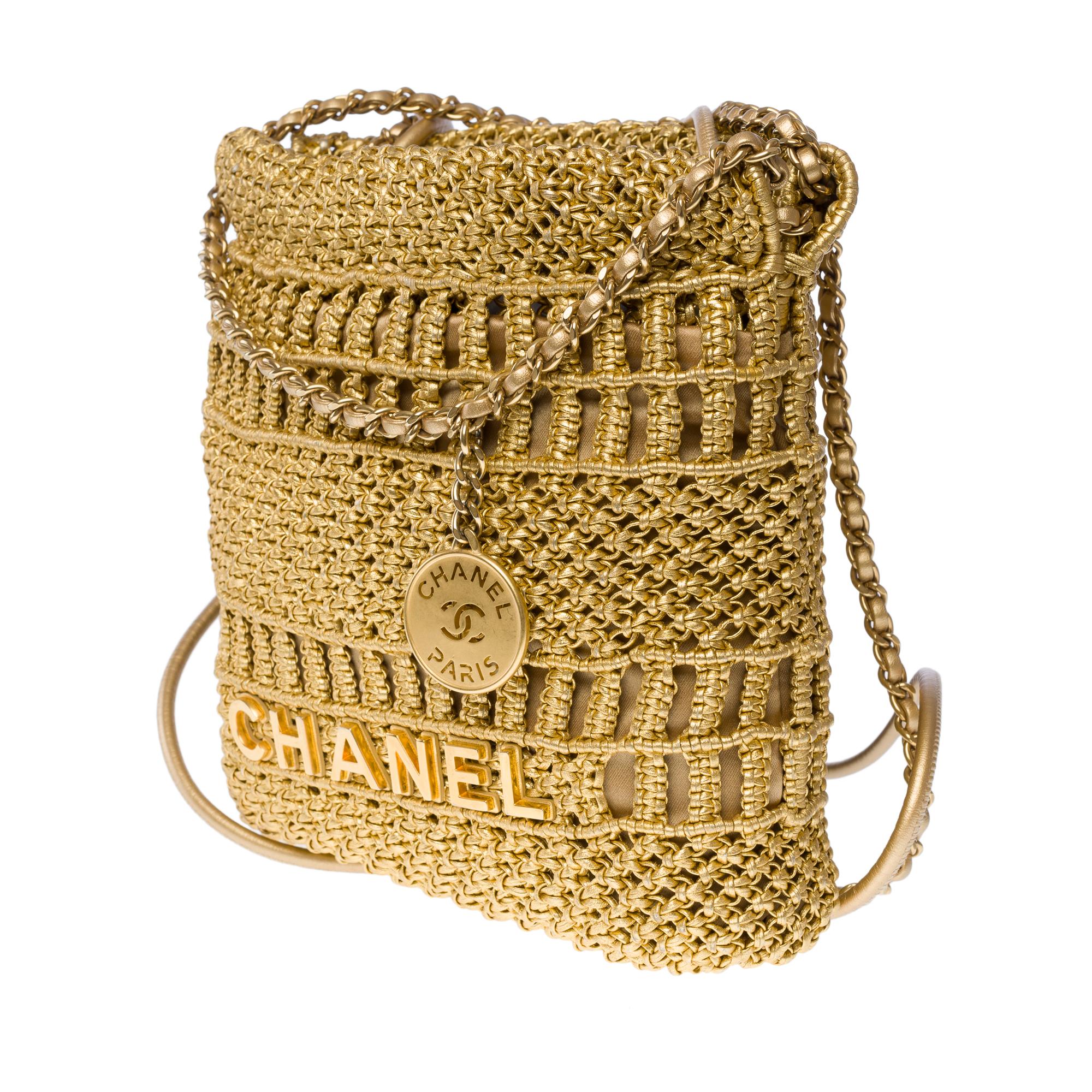 Rare Chanel Mini 22 Métier d'art crossbody bag in metallic gold leather, GHW For Sale 1