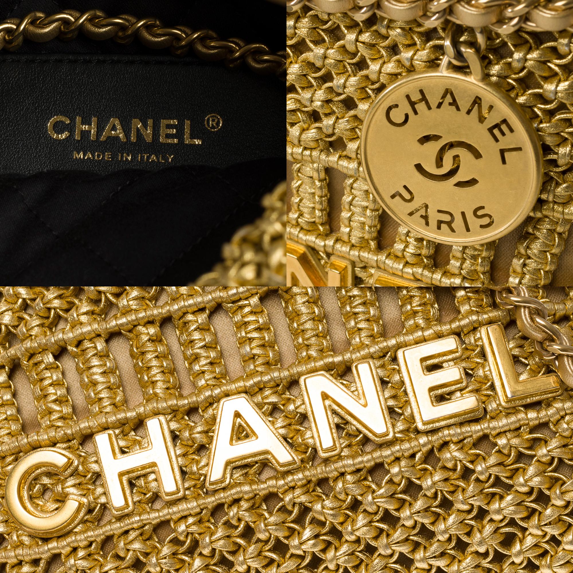 Rare Chanel Mini 22 Métier d'art crossbody bag in metallic gold leather, GHW For Sale 3