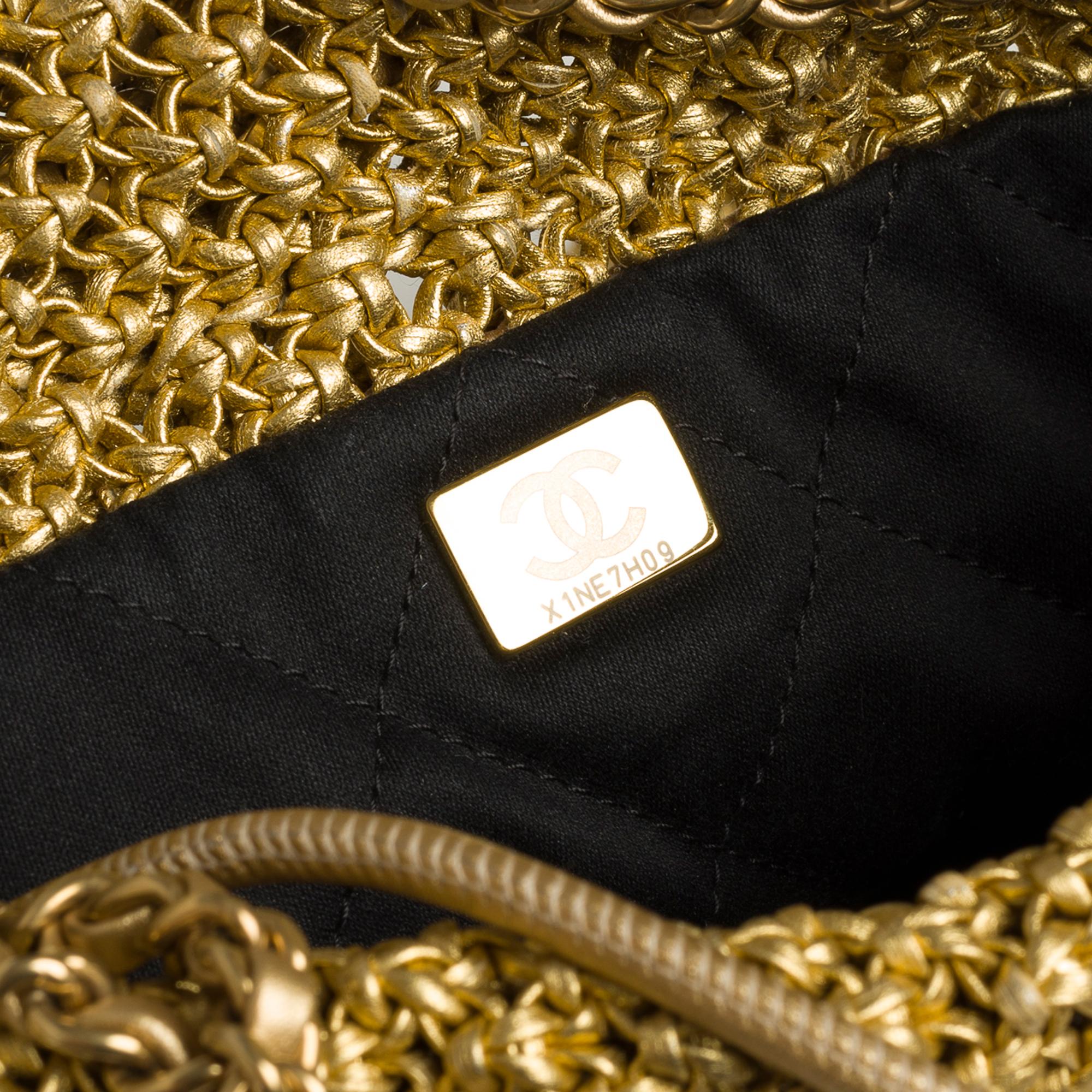 Rare Chanel Mini 22 Métier d'art crossbody bag in metallic gold leather, GHW For Sale 4