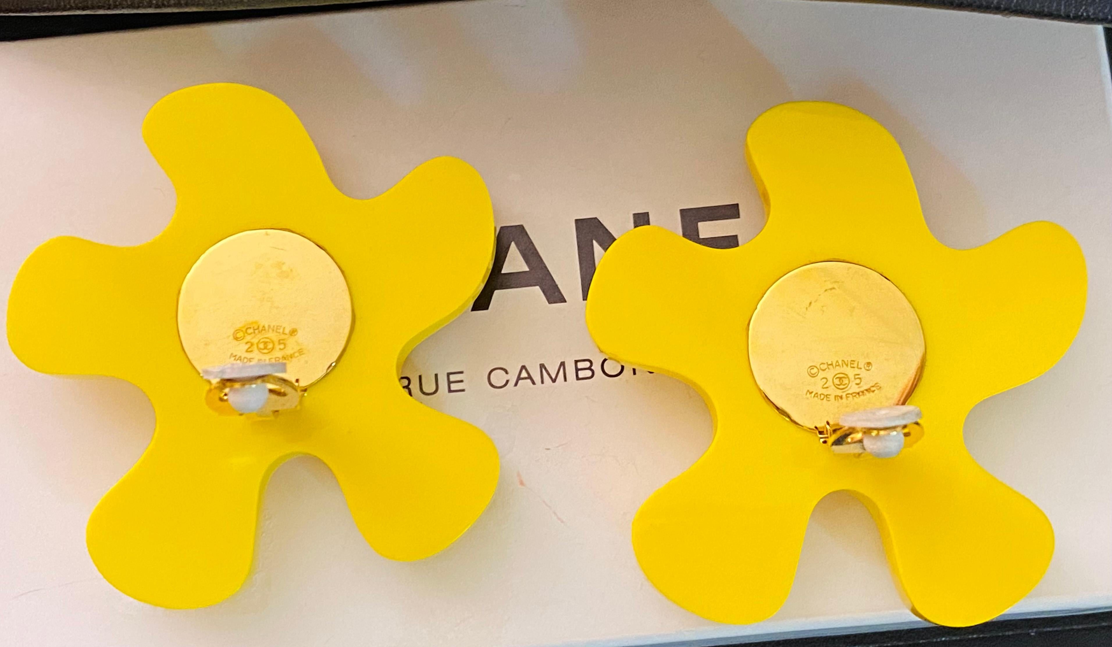 Rare boucles d'oreilles Chanel surdimensionnées 1991 jaune à clip  en vente 6