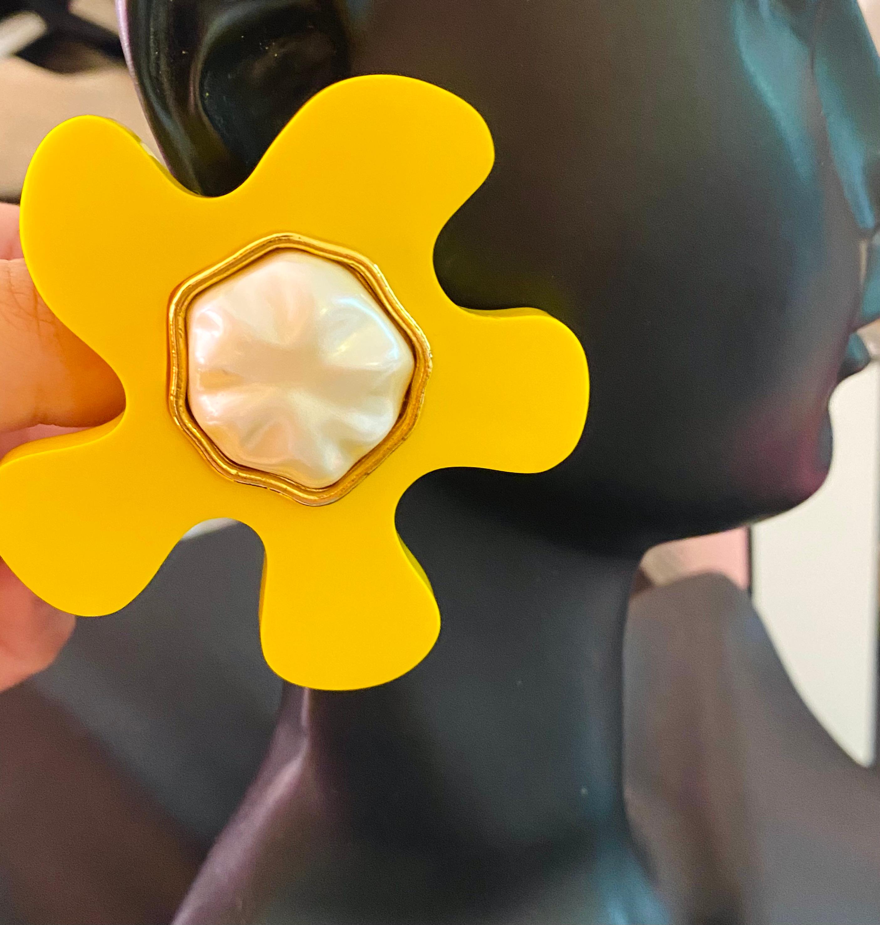 Rare Chanel oversized 1991 yellow clip on earrings  For Sale 7