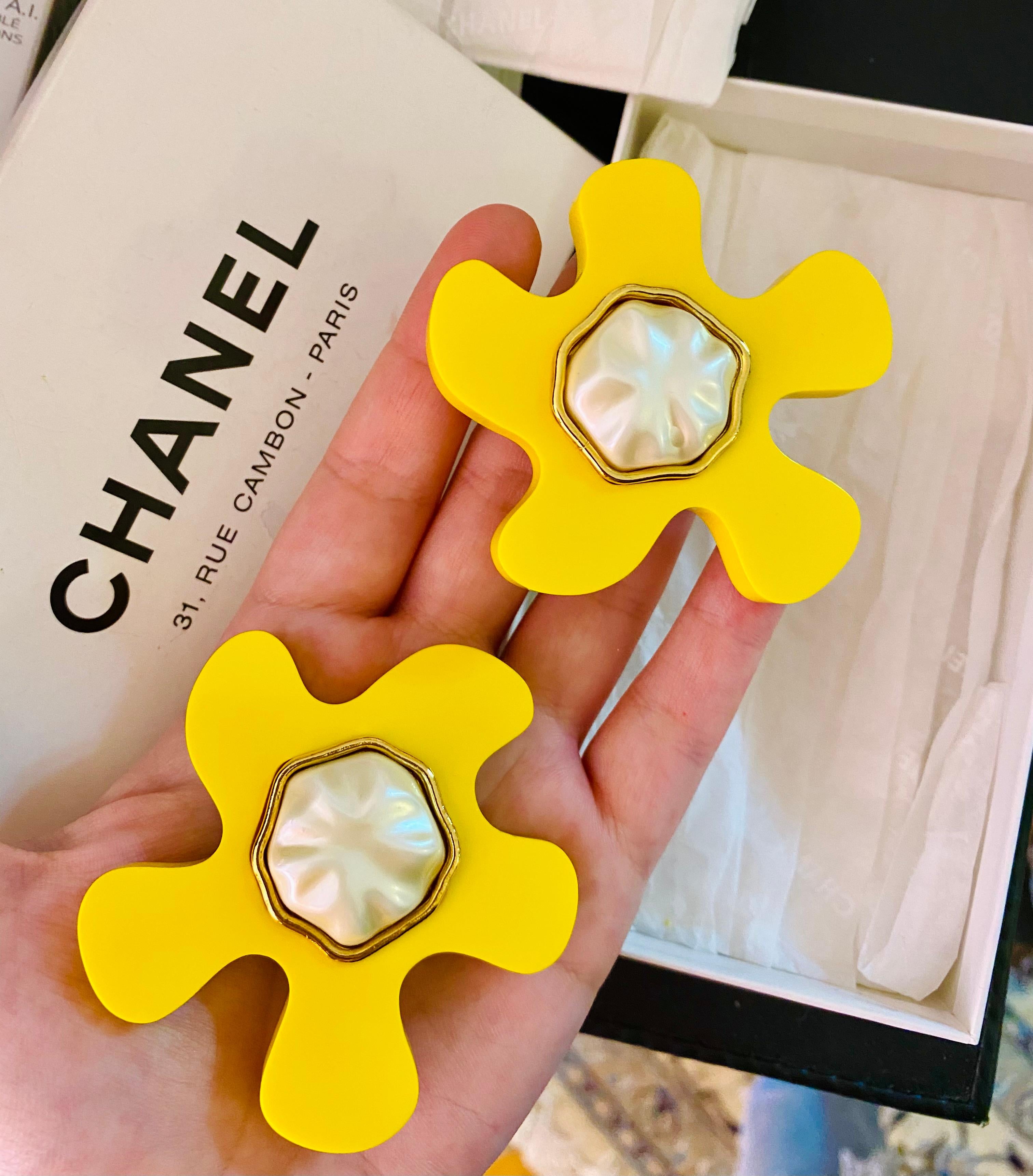 Rare boucles d'oreilles Chanel surdimensionnées 1991 jaune à clip  en vente 2