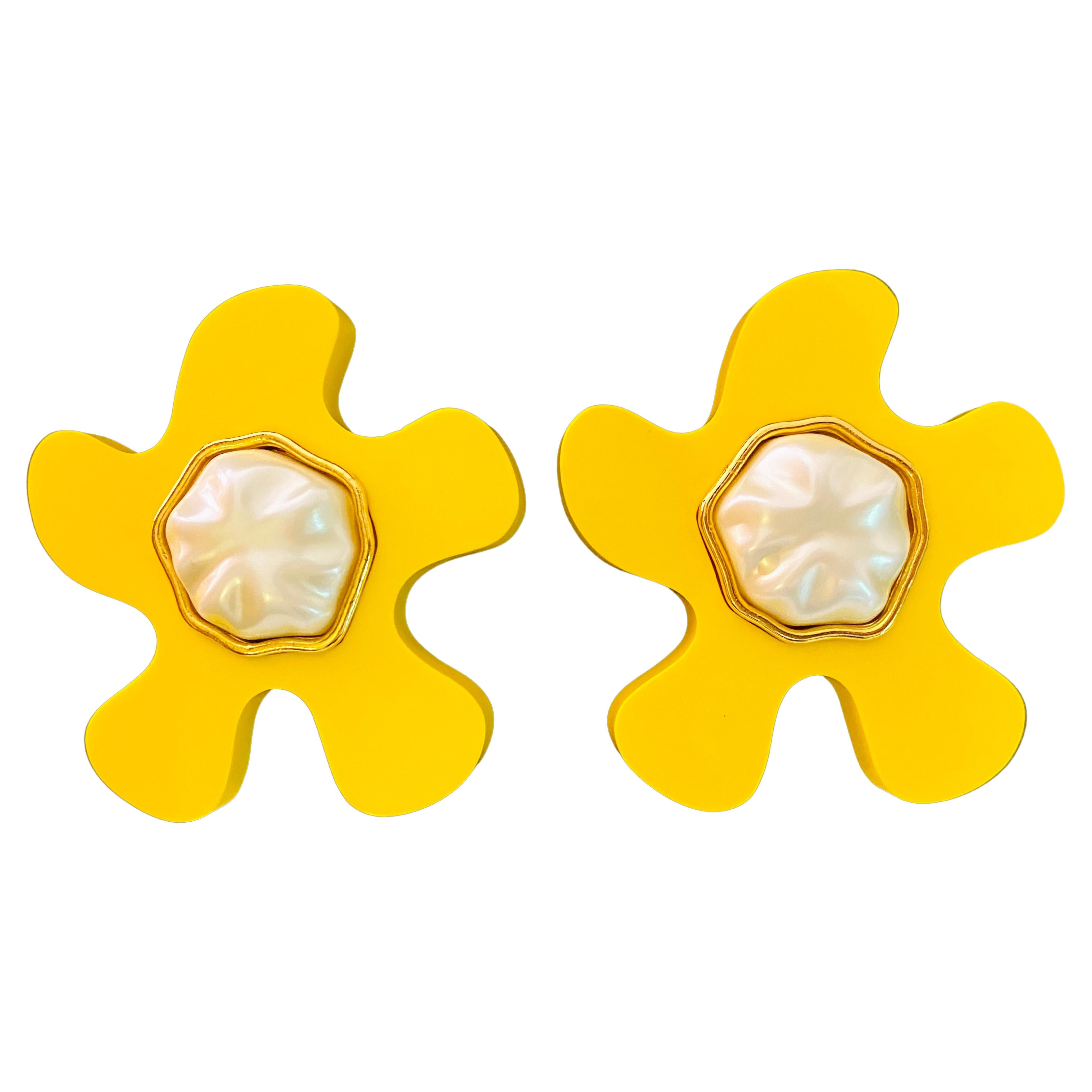 Rare boucles d'oreilles Chanel surdimensionnées 1991 jaune à clip  en vente