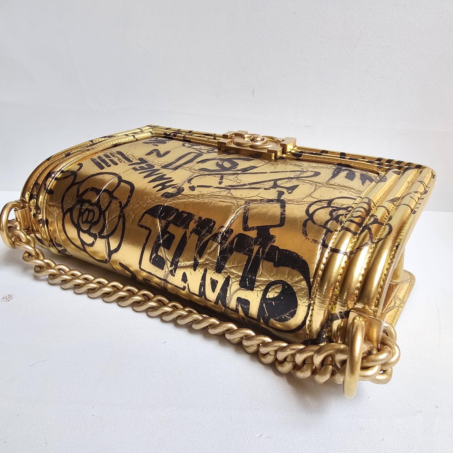 Seltene Chanel Paris-New York Goldfarbene Boy Bag mit Krokodillederprägung und Graffiti im Angebot 6
