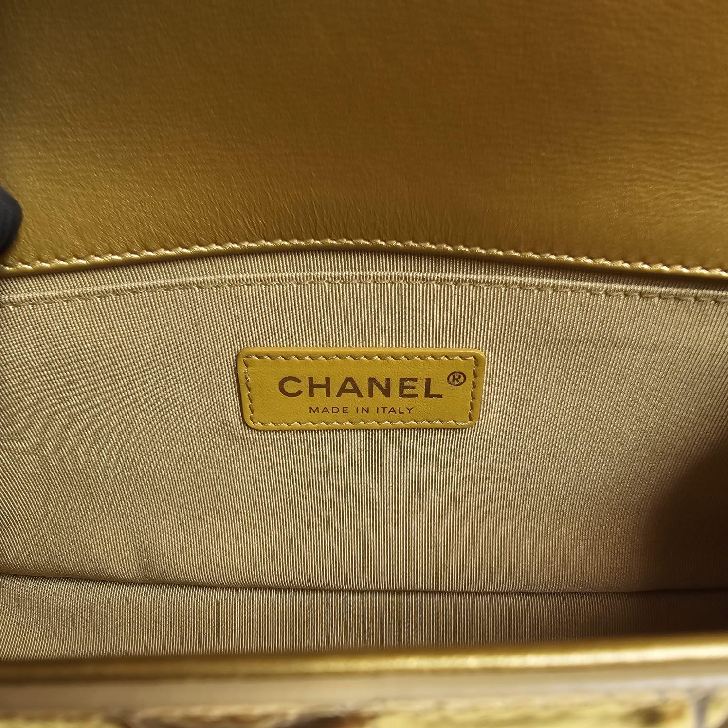 Seltene Chanel Paris-New York Goldfarbene Boy Bag mit Krokodillederprägung und Graffiti im Angebot 8