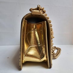Seltene Chanel Paris-New York Goldfarbene Boy Bag mit Krokodillederprägung und Graffiti
