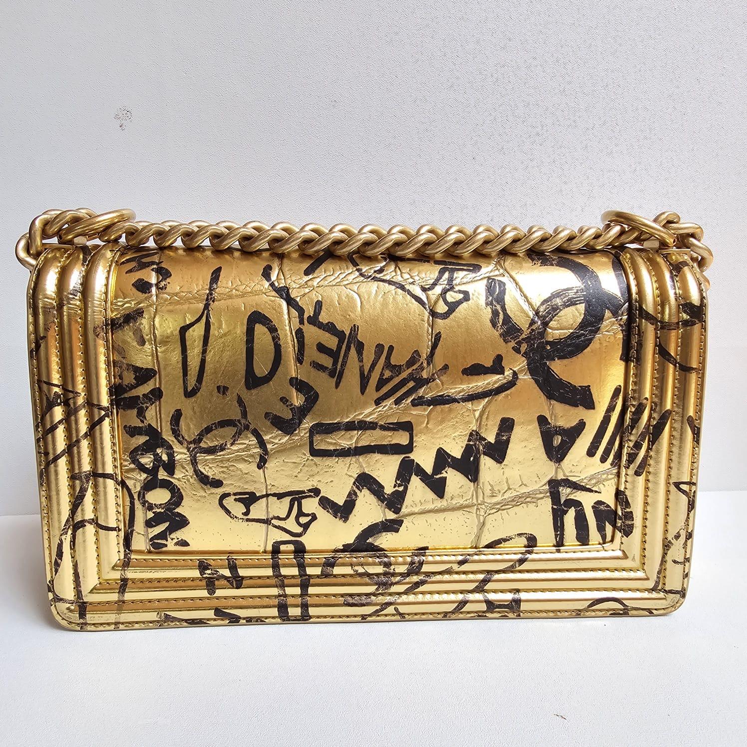 Seltene Chanel Paris-New York Goldfarbene Boy Bag mit Krokodillederprägung und Graffiti im Angebot 1