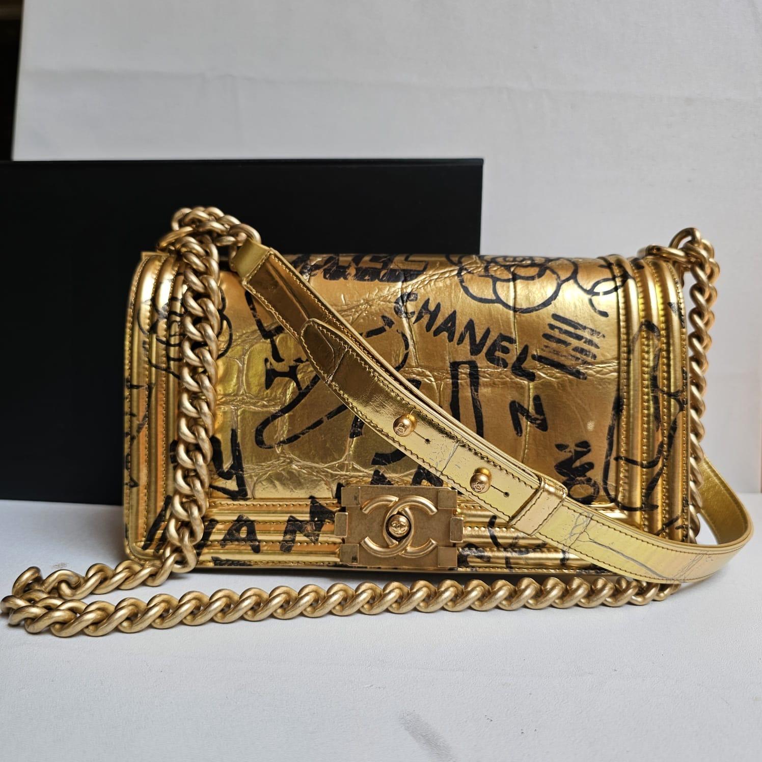 Seltene Chanel Paris-New York Goldfarbene Boy Bag mit Krokodillederprägung und Graffiti im Angebot 4