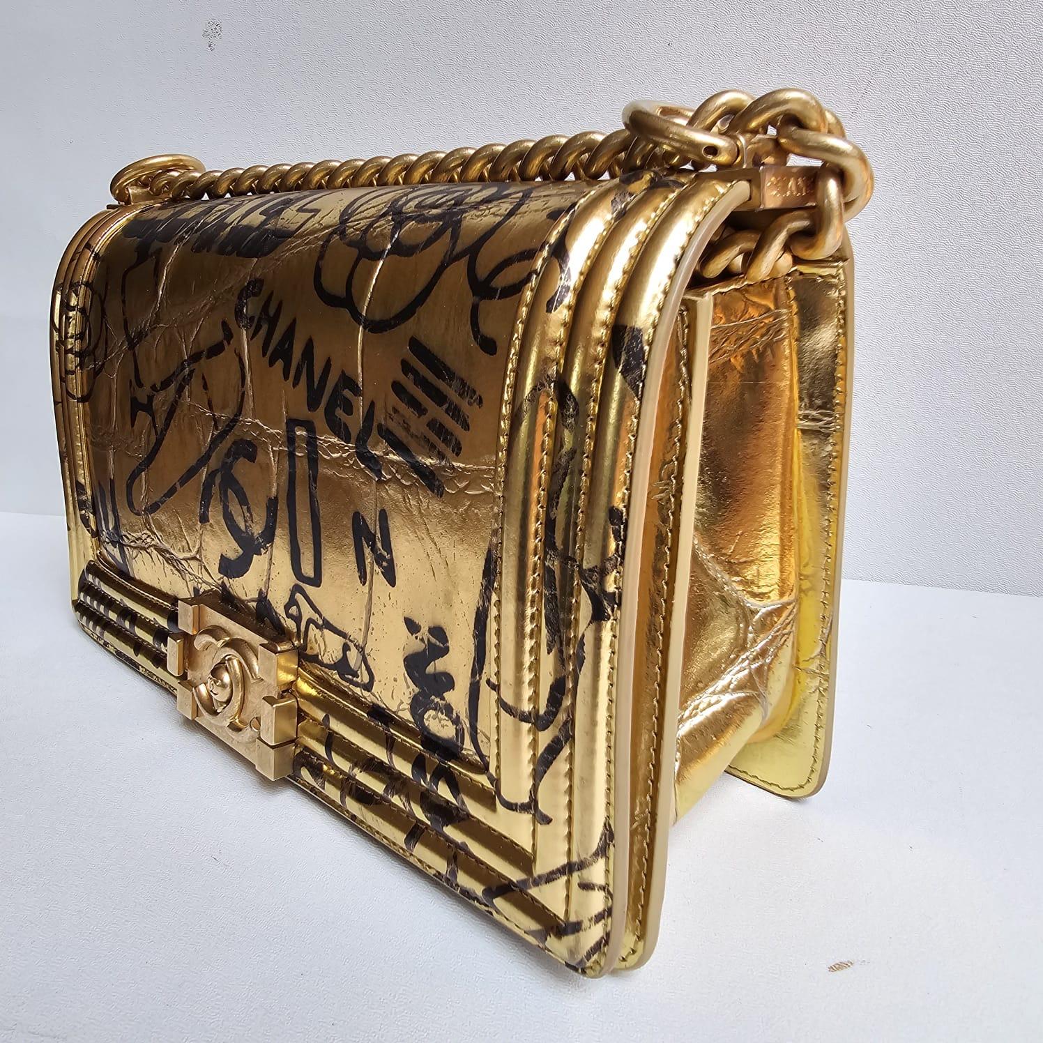 Seltene Chanel Paris-New York Goldfarbene Boy Bag mit Krokodillederprägung und Graffiti im Angebot 5