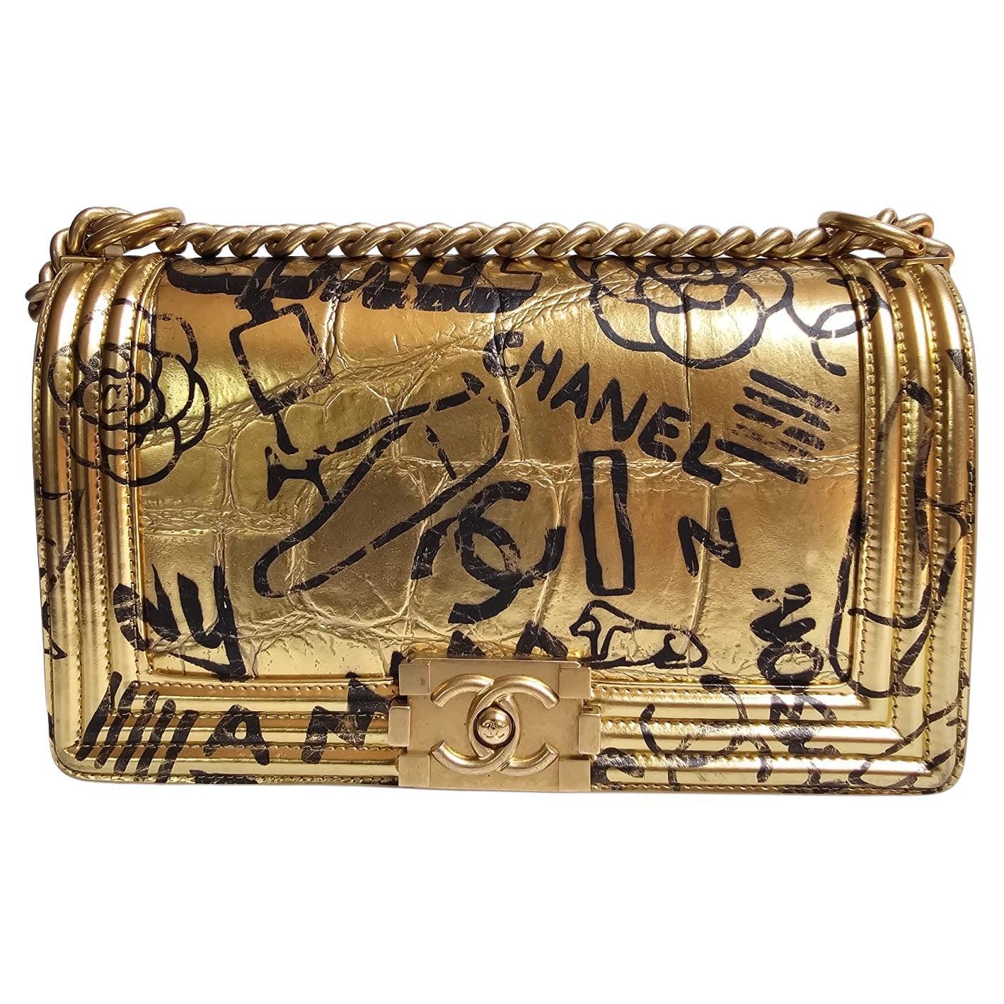 Seltene Chanel Paris-New York Goldfarbene Boy Bag mit Krokodillederprägung und Graffiti im Angebot