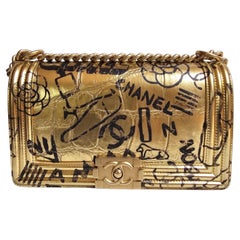 Seltene Chanel Paris-New York Goldfarbene Boy Bag mit Krokodillederprägung und Graffiti