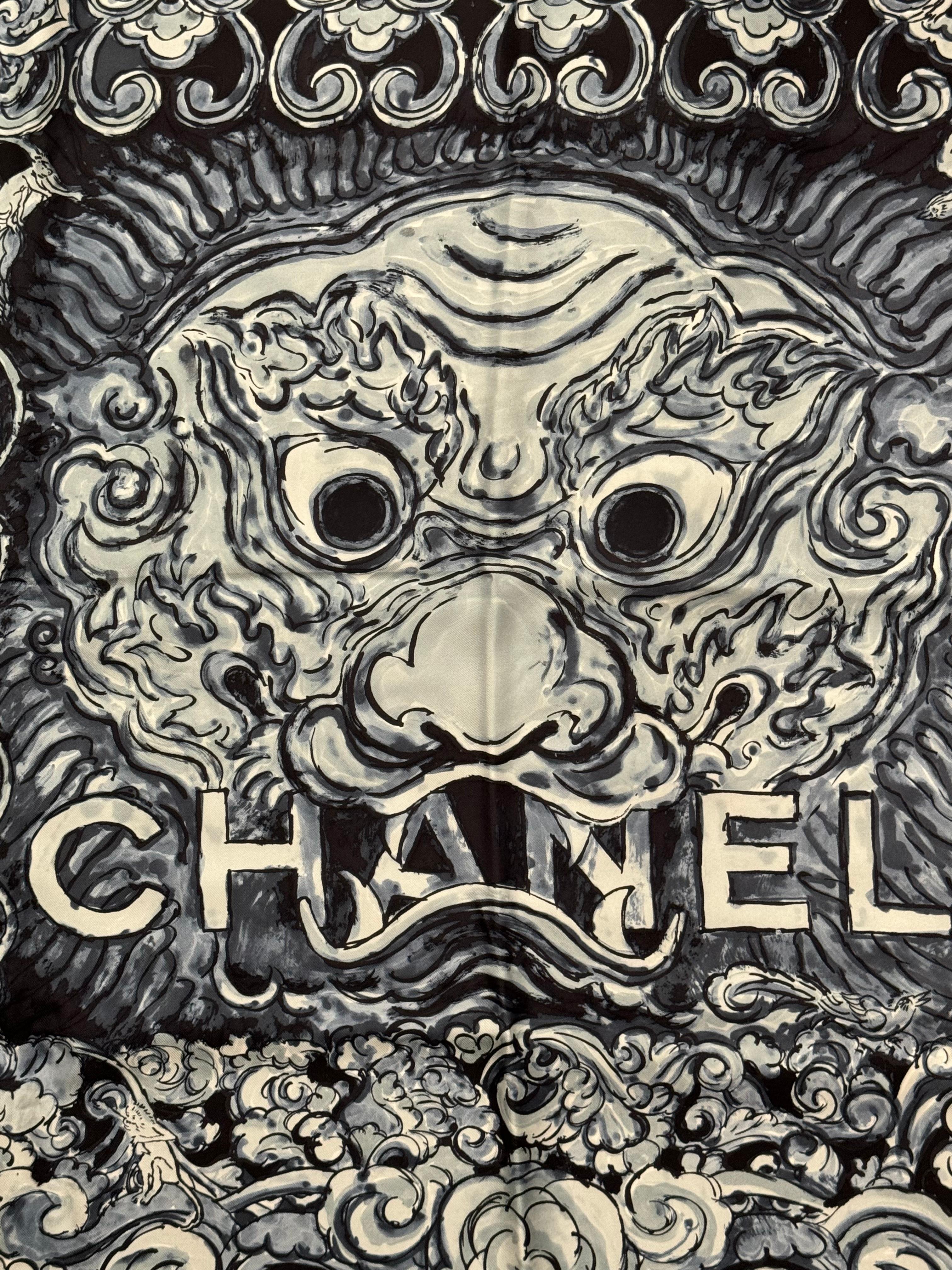 Rare Chanel métiers d'art Paris Shanghai pre fall 2010 foulard en soie avec boite d'origine, excellent état 