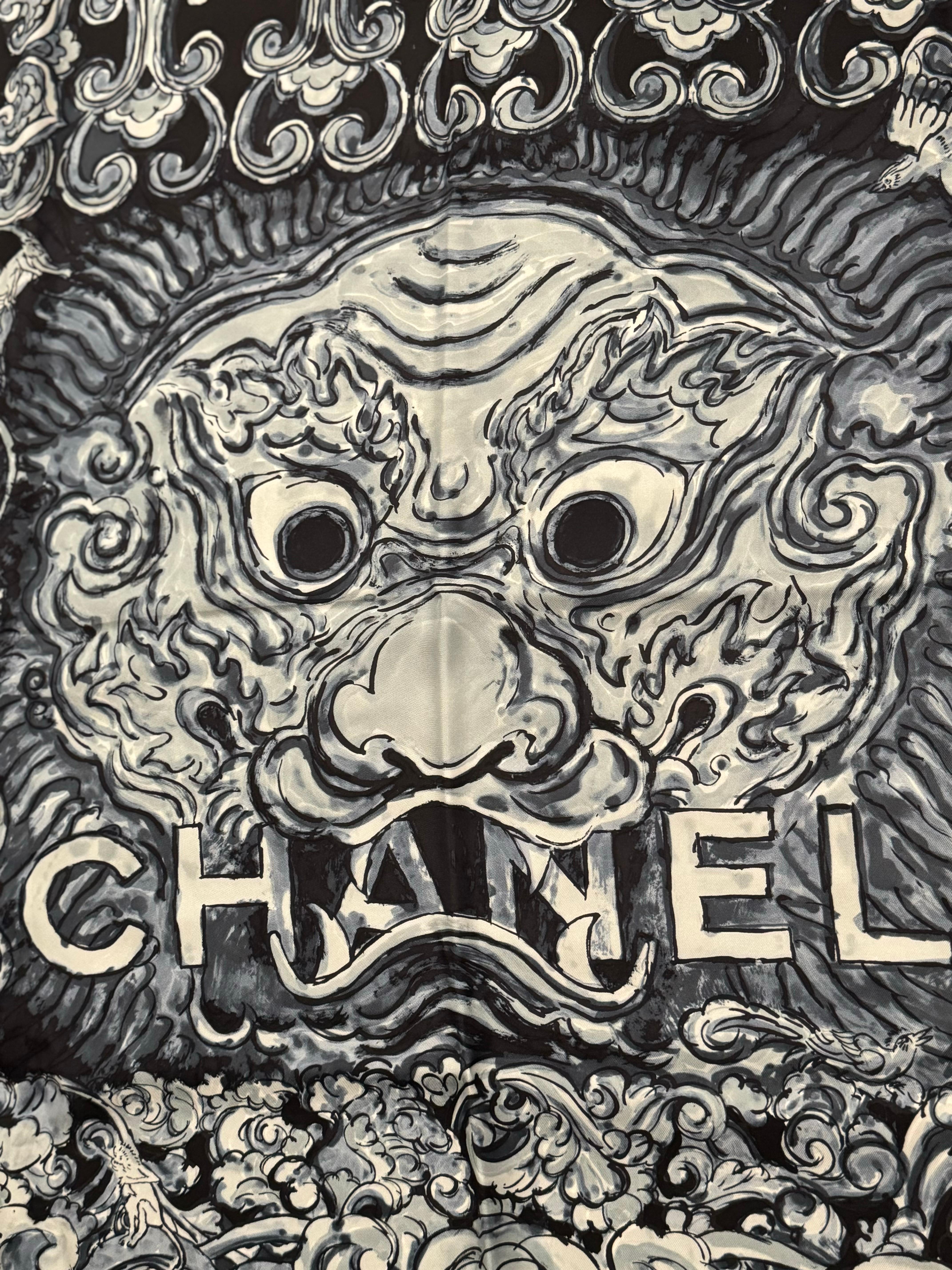 Chanel Paris Shanghai 2010 - Écharpe en soie rare, édition limitée  en vente 1