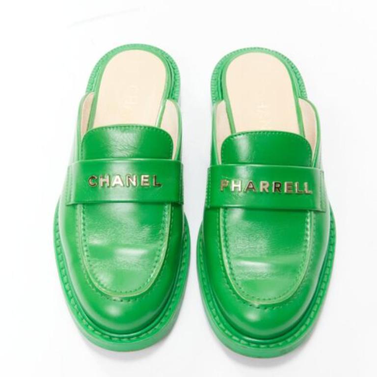 rare CHANEL PHARRELL green leather logo embellished slip on loafer flats EU37.5
Reference: TGAS/D00894
Brand: Chanel
Collection: Pharrell
Material: Leather, Wood
Color: Green, Gold
Pattern: Solid
Lining: Tan Brown Leather
Extra Details: Green