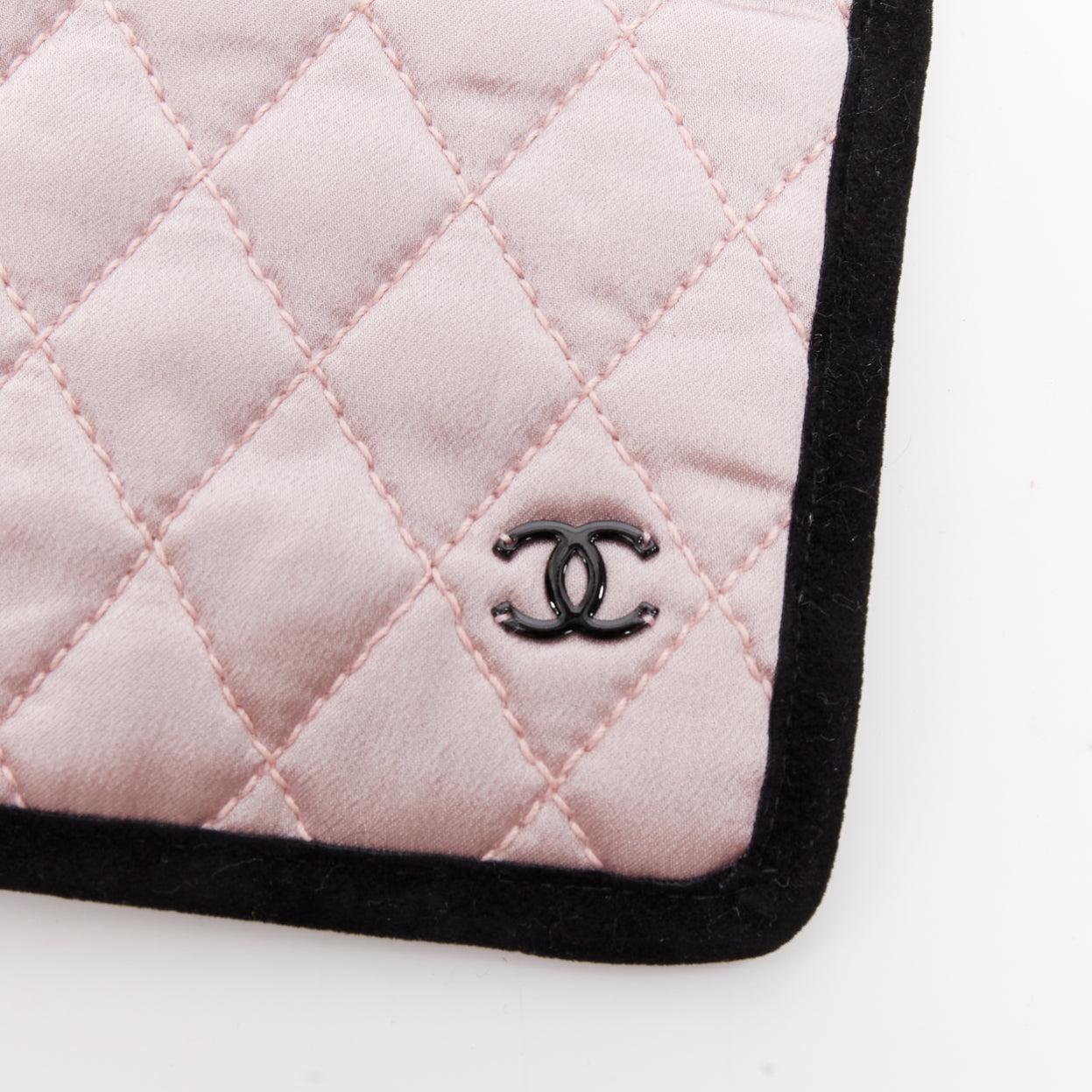 rare CHANEL pink 100% silk CC tear eyelash embroidery sleeping mask pouch set en vente 5