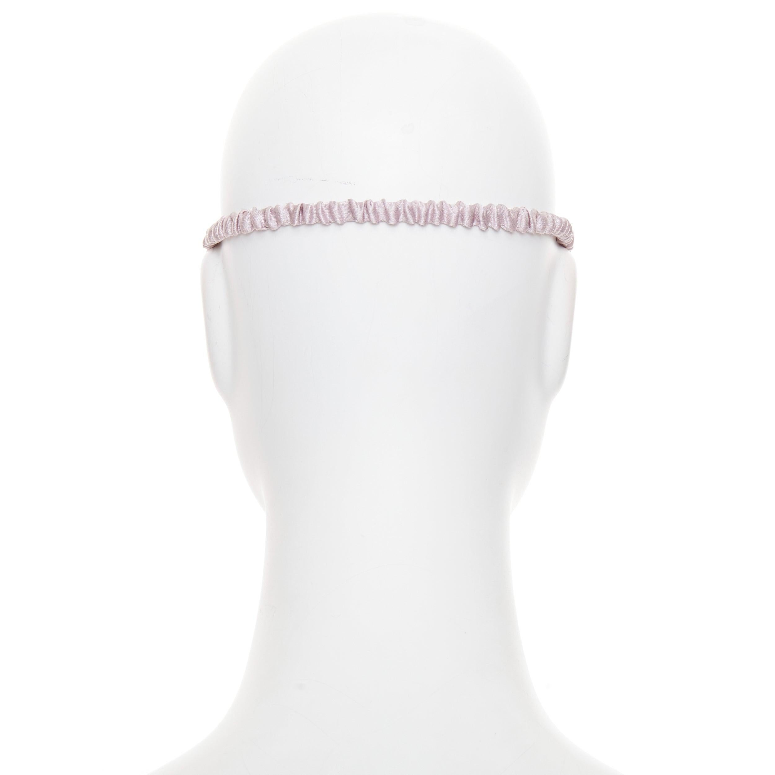 rare CHANEL pink 100% silk CC tear eyelash embroidery sleeping mask pouch set Excellent état - En vente à Hong Kong, NT