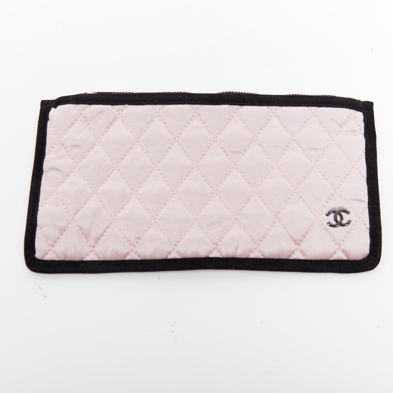 rare CHANEL pink 100% silk CC tear eyelash embroidery sleeping mask pouch set en vente 4