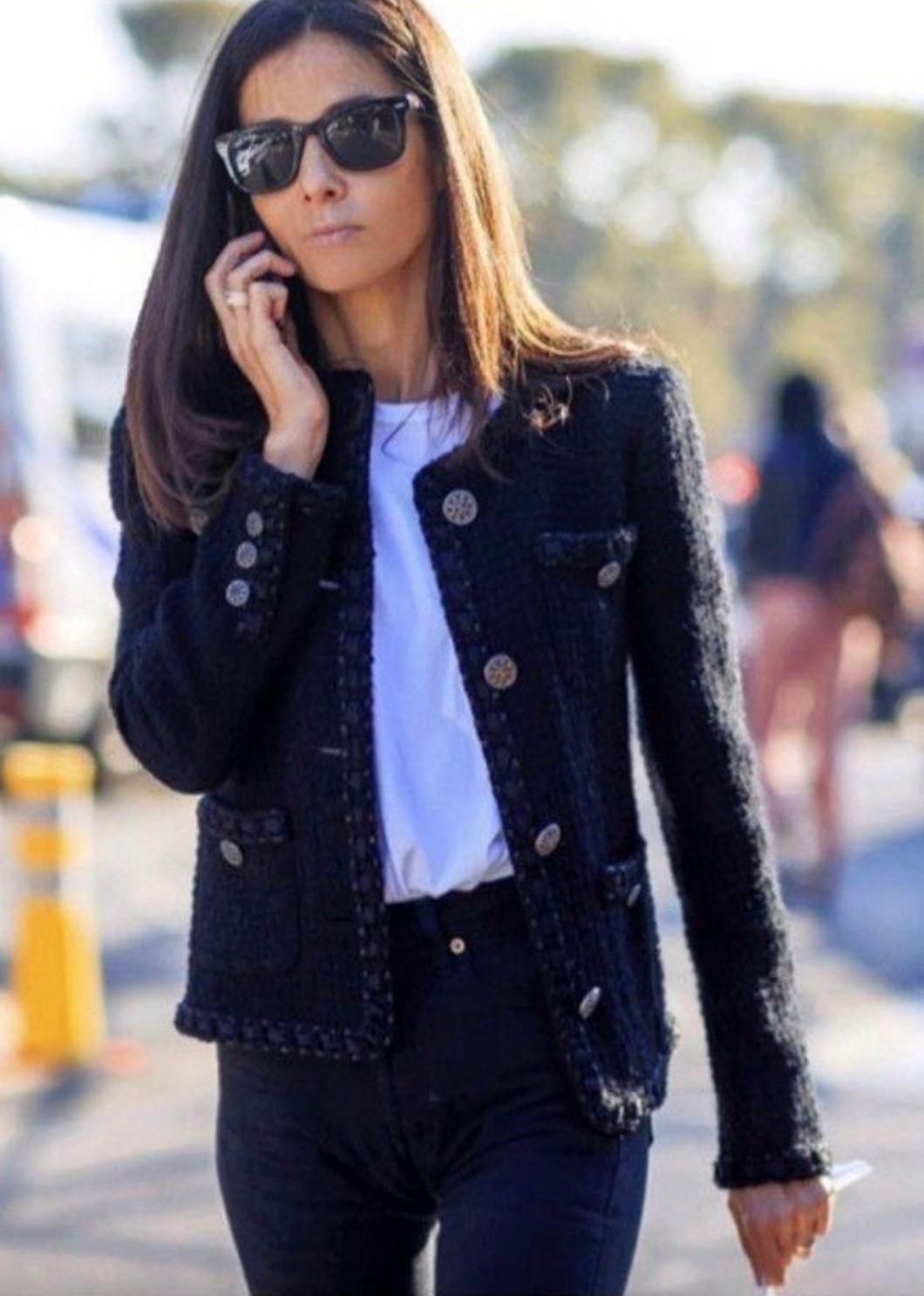 Seltene Chanel Pre-Fall 2016 Paris Rom Schwarz Wolle Tweed 16A LBJ Jacke im Zustand „Gut“ in Jersey City, NJ