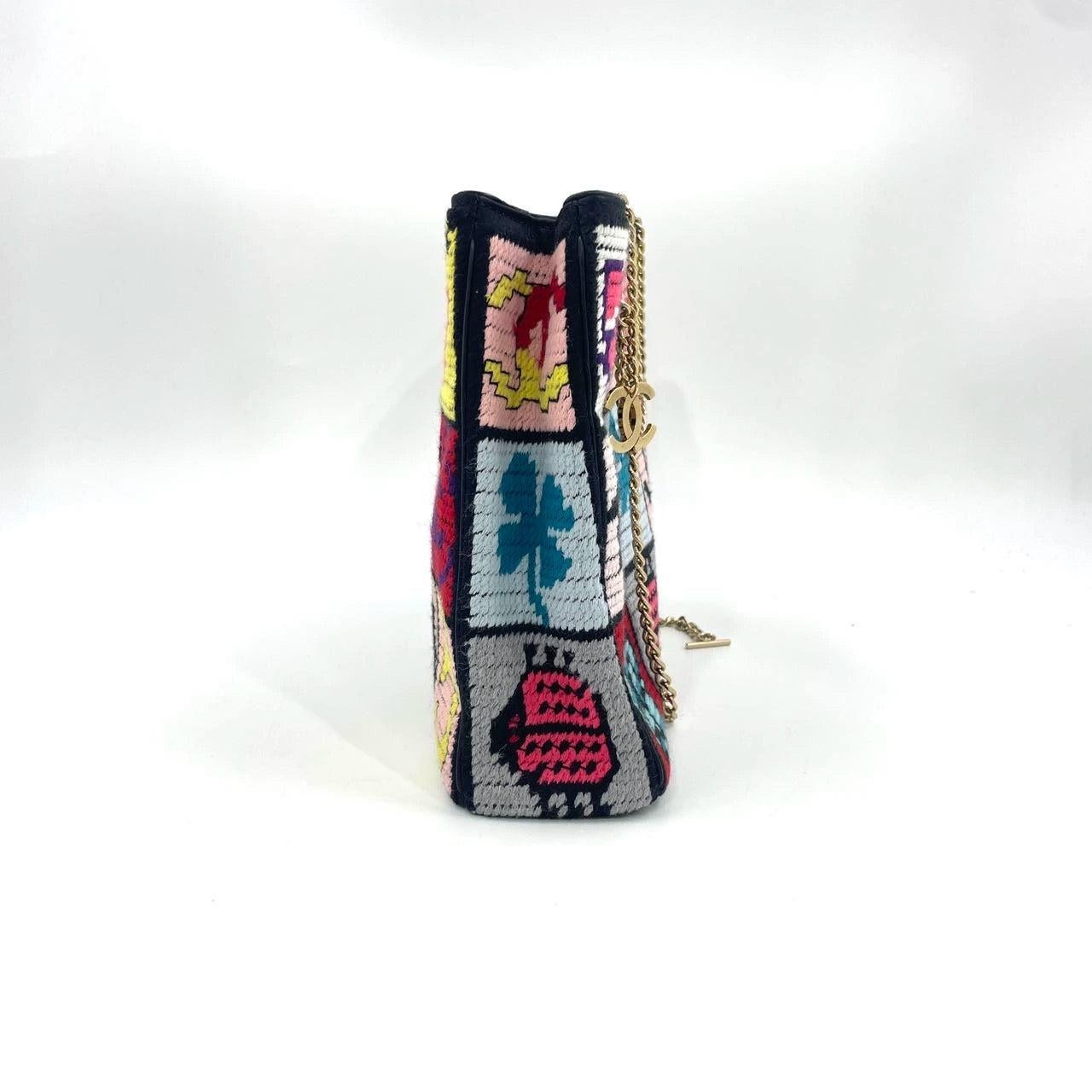 Rare Chanel Precious Symbols Needlepoint Shoulder Bag Shopper Tote In Good Condition For Sale In AUBERVILLIERS, FR