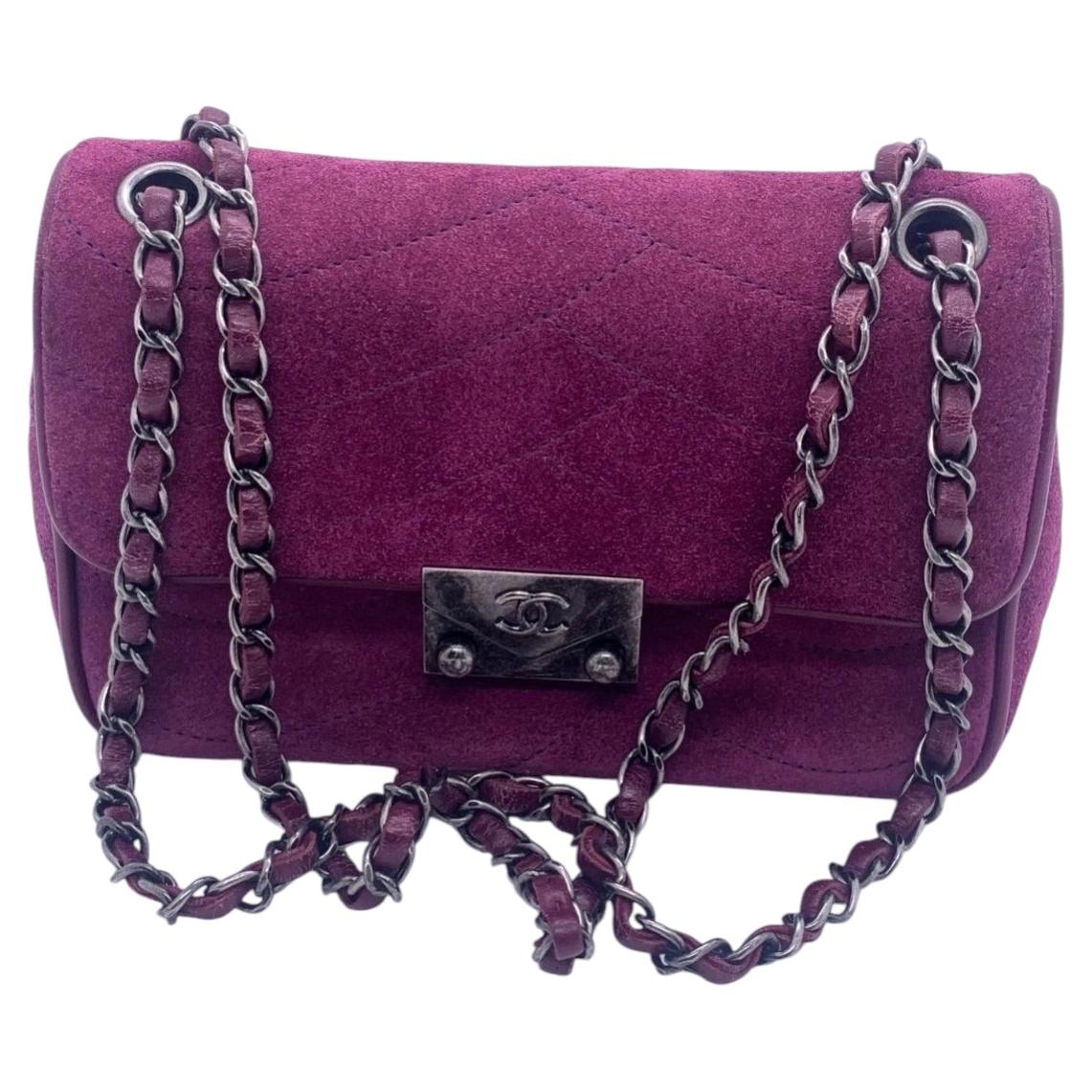 Seltene Pagoda-Clutch von Chanel aus violettem Wildleder mit Beschlägen aus Ruthenium