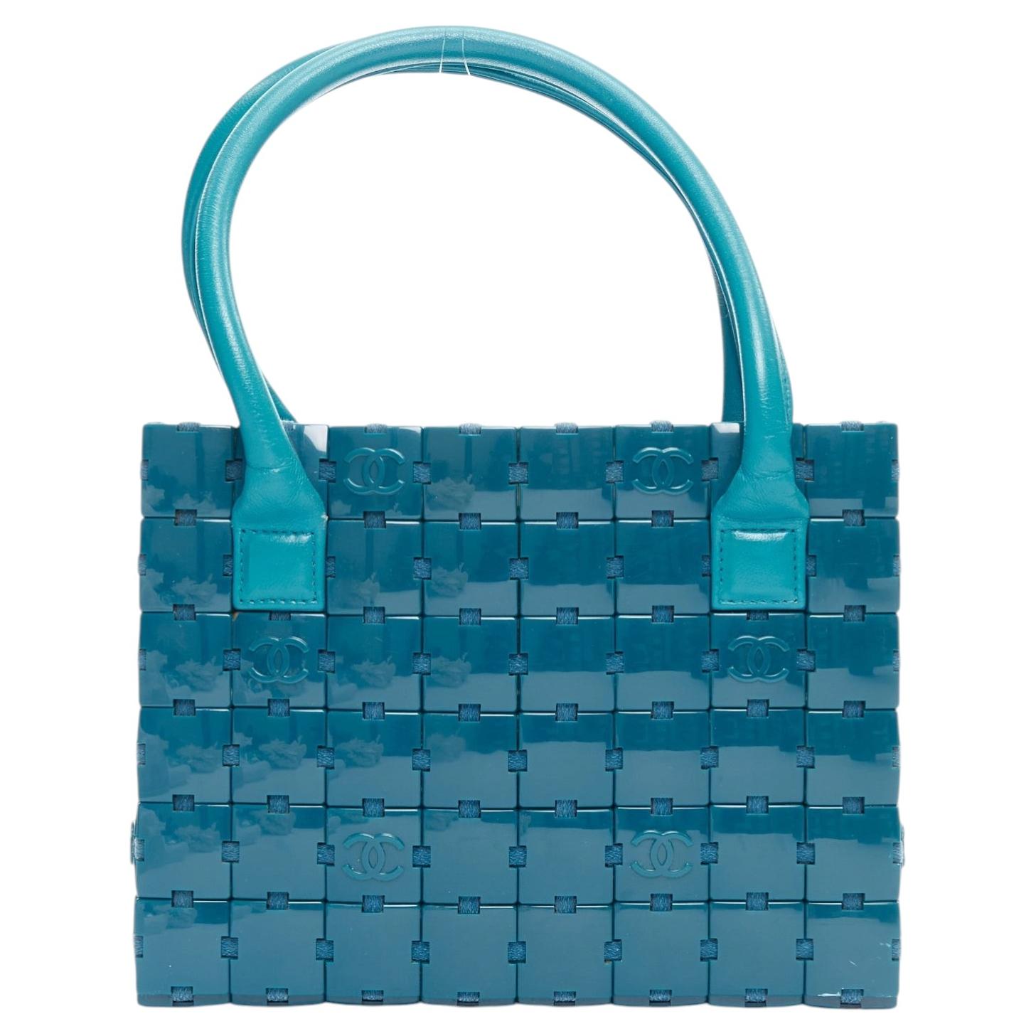rare CHANEL Sac cabas Puzzle bleu en plastique CC chip en cuir cousu