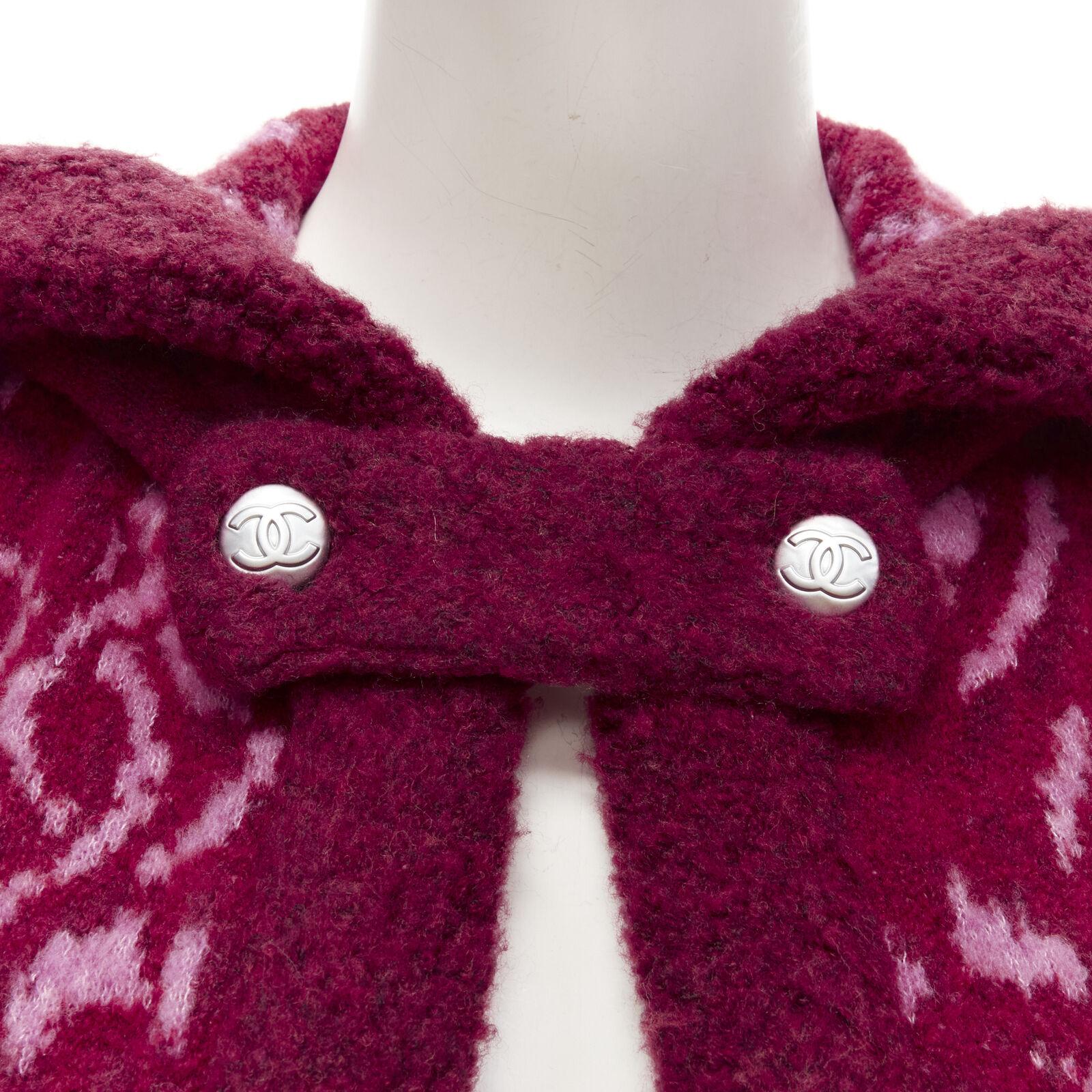 rare CHANEL red pink Camellia CC wool fluffy boucle trim cardigan jacket FR34 XS
Reference: AAWC/A00248
Brand: Chanel
Designer: Virginie Viard
Model: P70629 K10207
Material: Wool, Blend
Color: Red, Pink
Pattern: Floral
Closure: Button
Lining: