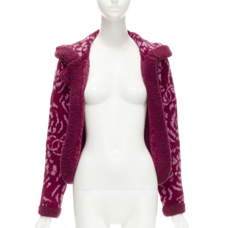 Violet rare CHANEL rouge rose Camellia CC laine duveteuse boucle cardigan veste FR34 XS en vente