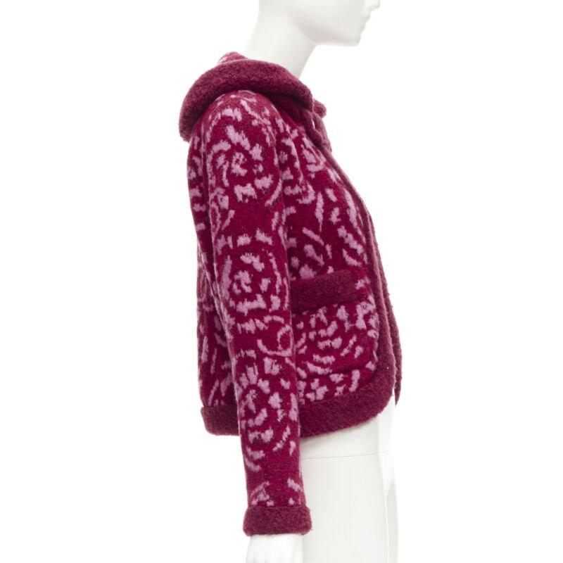 rare CHANEL rouge rose Camellia CC laine duveteuse boucle cardigan veste FR34 XS Pour femmes en vente