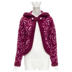CHANEL - Veste cardigan en laine rose vif avec bordure en bouclette bordeaux et logo CC, taille FR 34