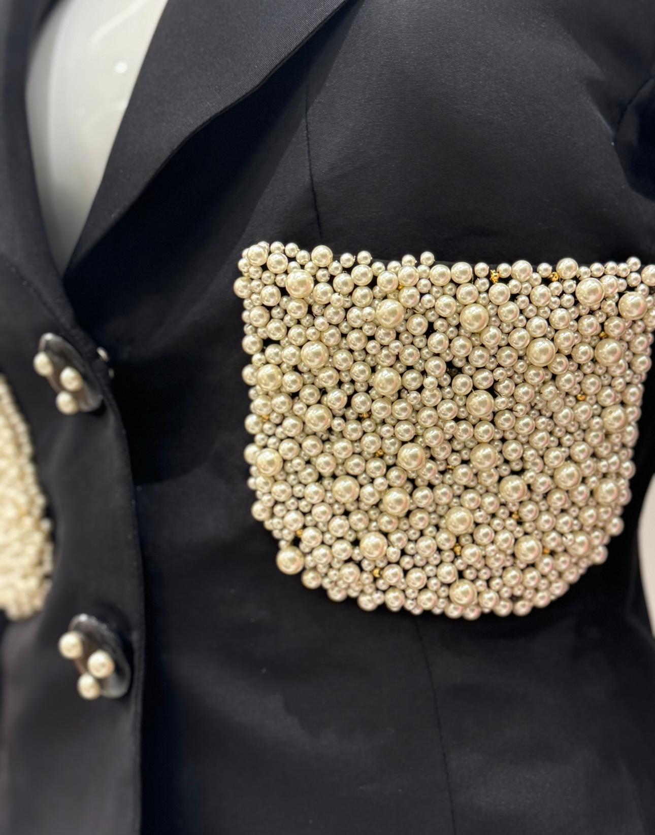 Rara chaqueta de seda negra bordada con perlas de la pasarela Chanel S/S 1990, ¡una auténtica joya! Se ajusta desde 34 FR hasta 38 FR (desde US 0 hasta US 4) 