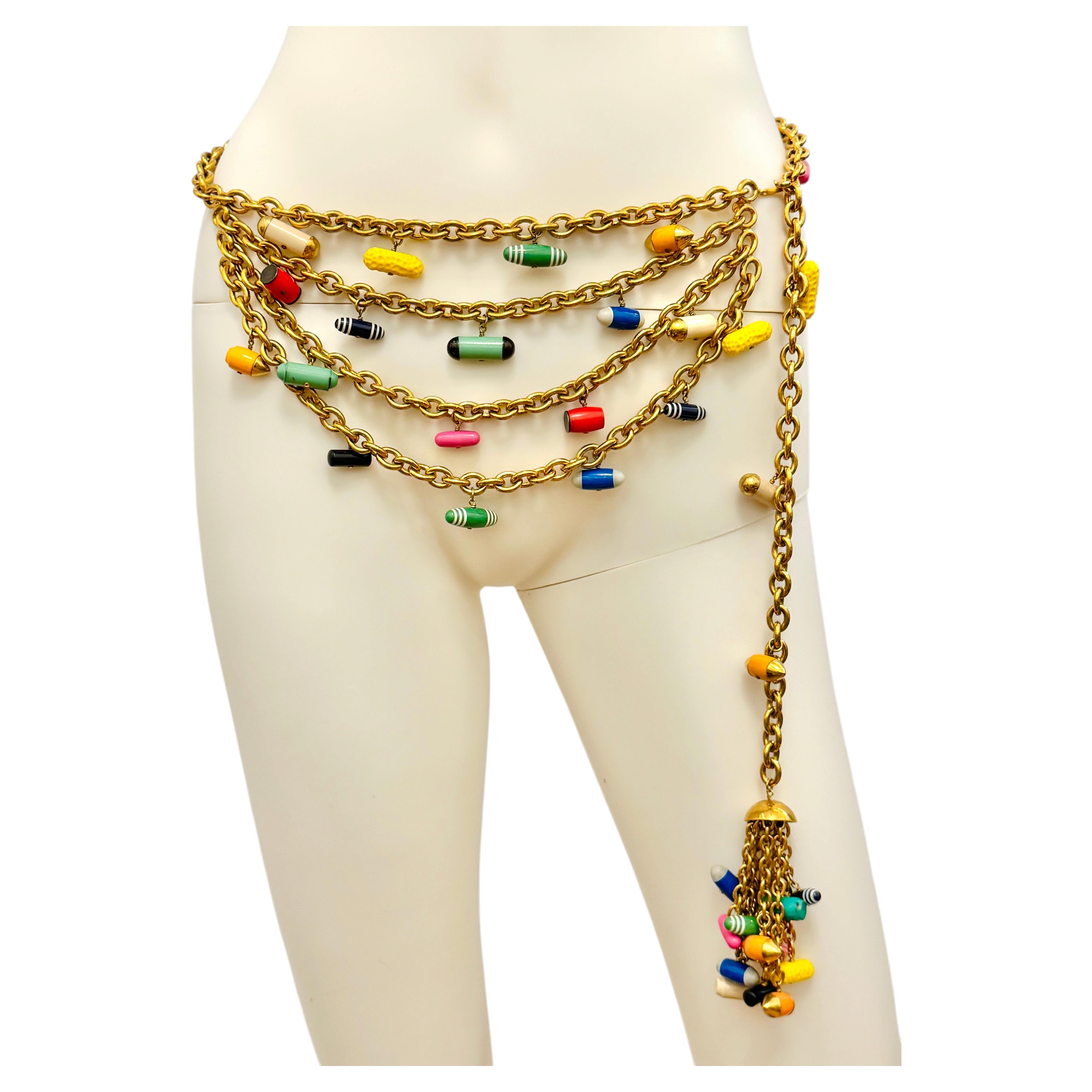 Ceinture « Multicolor Pill Chain » rare de Chanel, collection printemps-été 1992, plaquée or 24 carats, vue sur le podium en vente