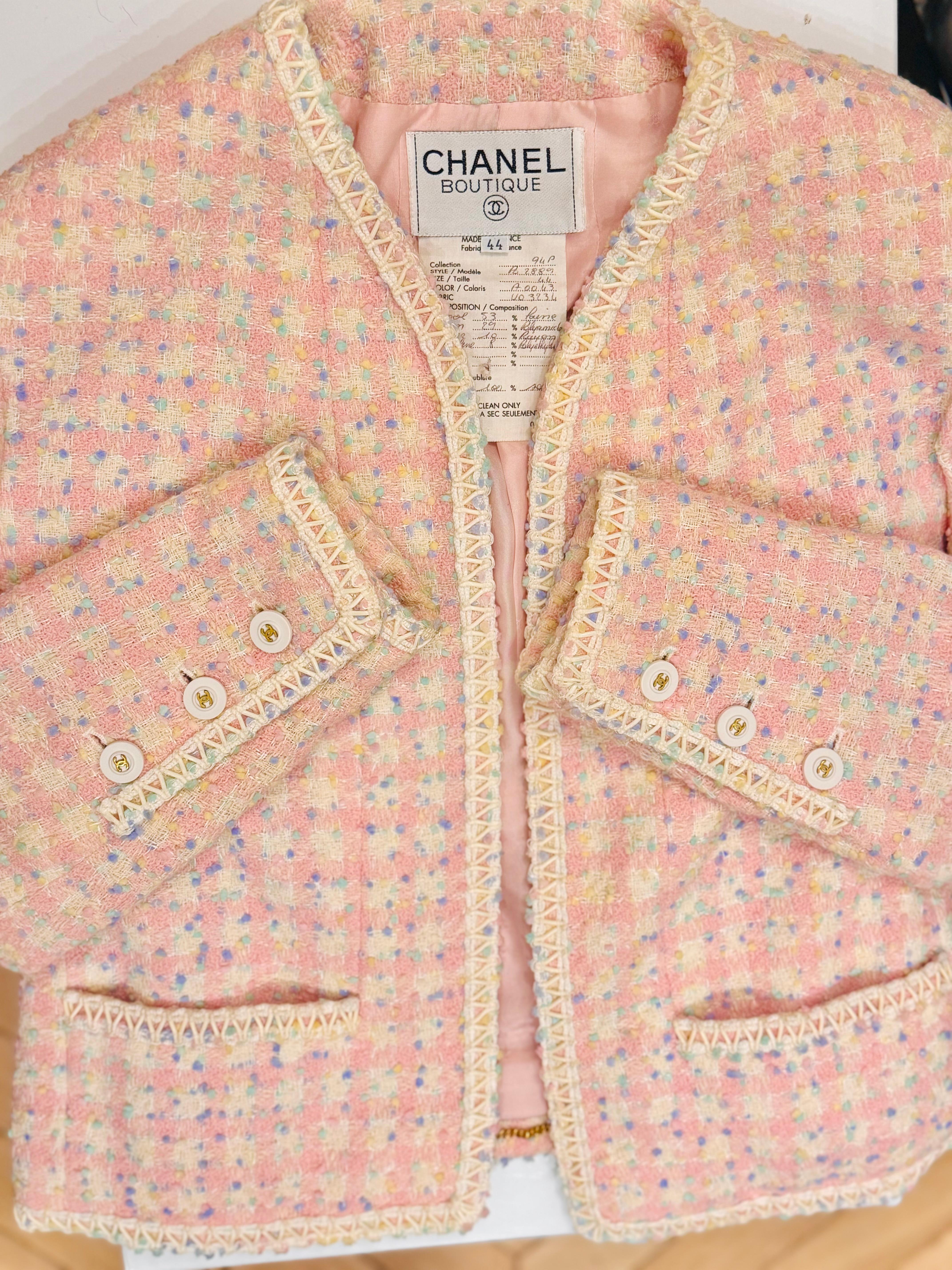 Rare Chanel S/S 1994 confetti and pastel colors tweed pvc trim runway jacket In Excellent Condition For Sale In PARIS, FR
