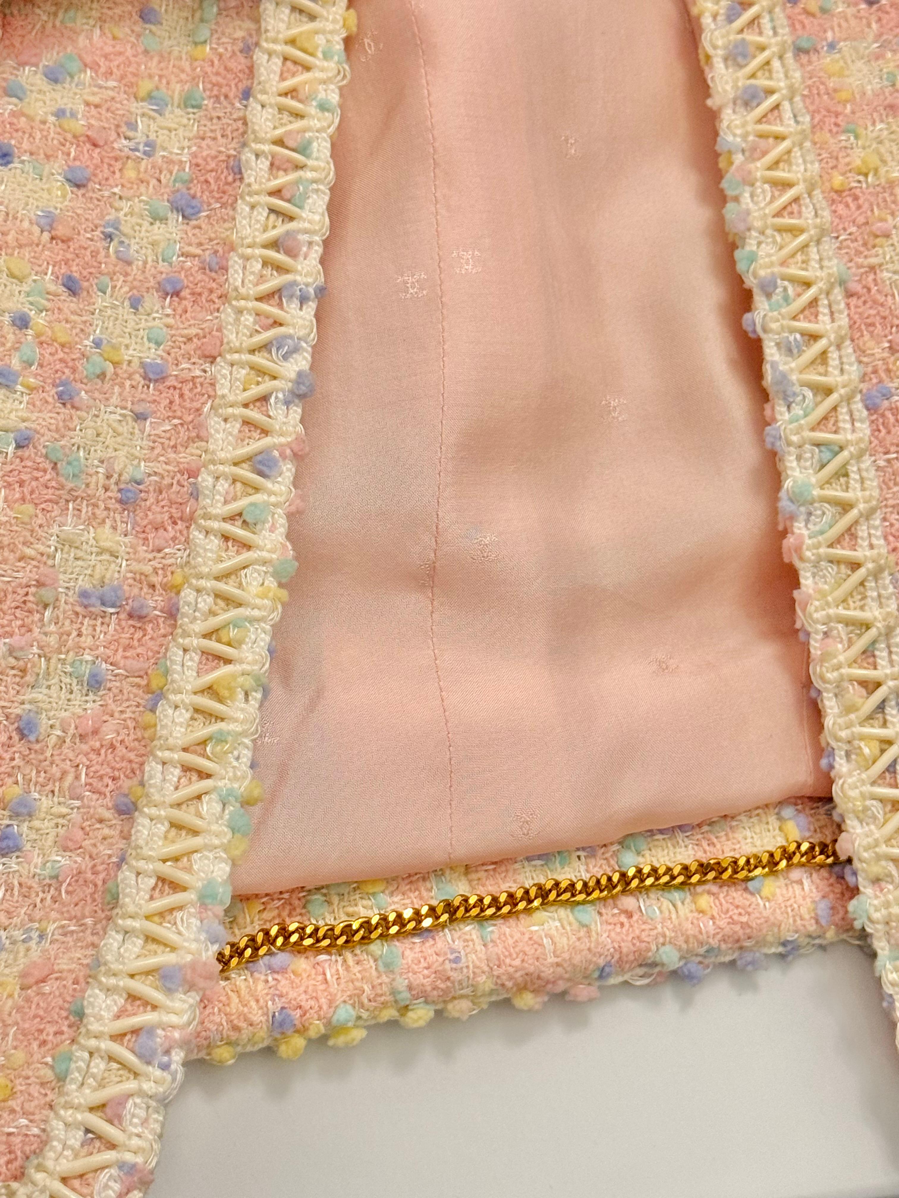 Rare Chanel S/S 1994 confetti and pastel colors tweed pvc trim runway jacket For Sale 2
