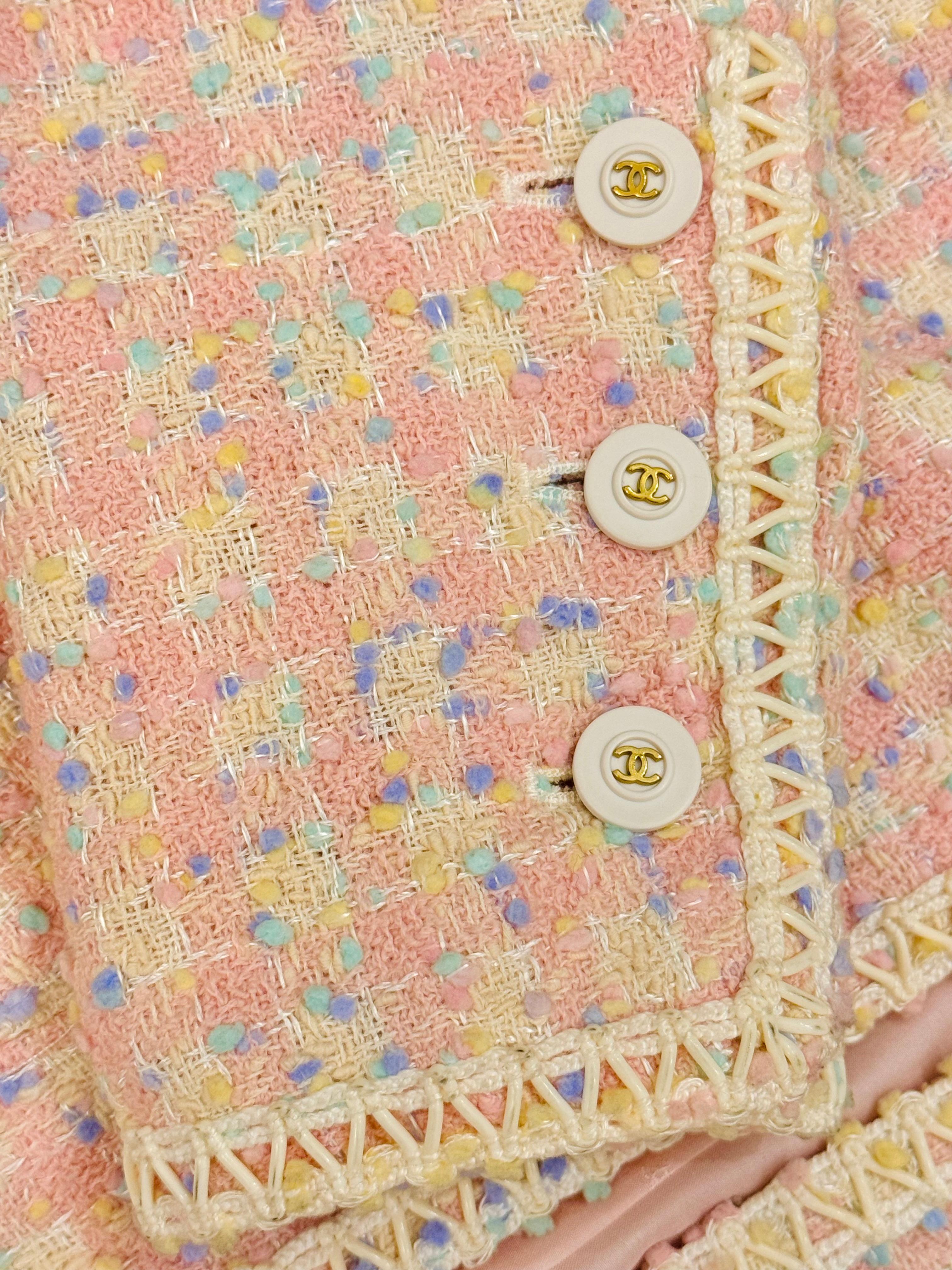 Rare Chanel S/S 1994 confetti and pastel colors tweed pvc trim runway jacket For Sale 4