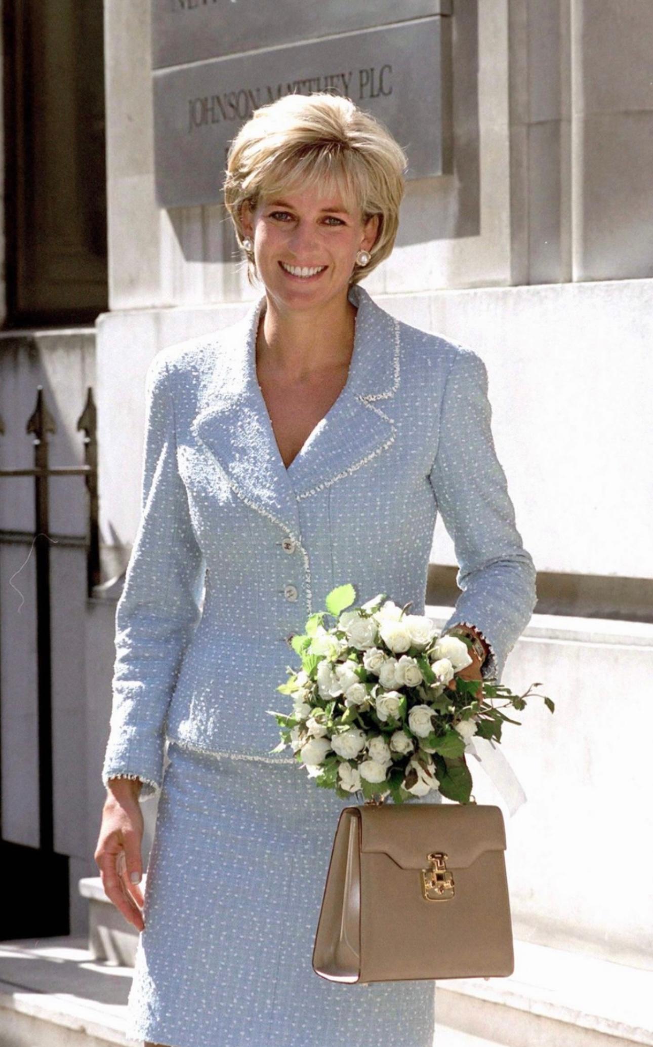 Donna Raro abito Chanel P/E 1997 Principessa Lady Diana gonna blu cielo in vendita